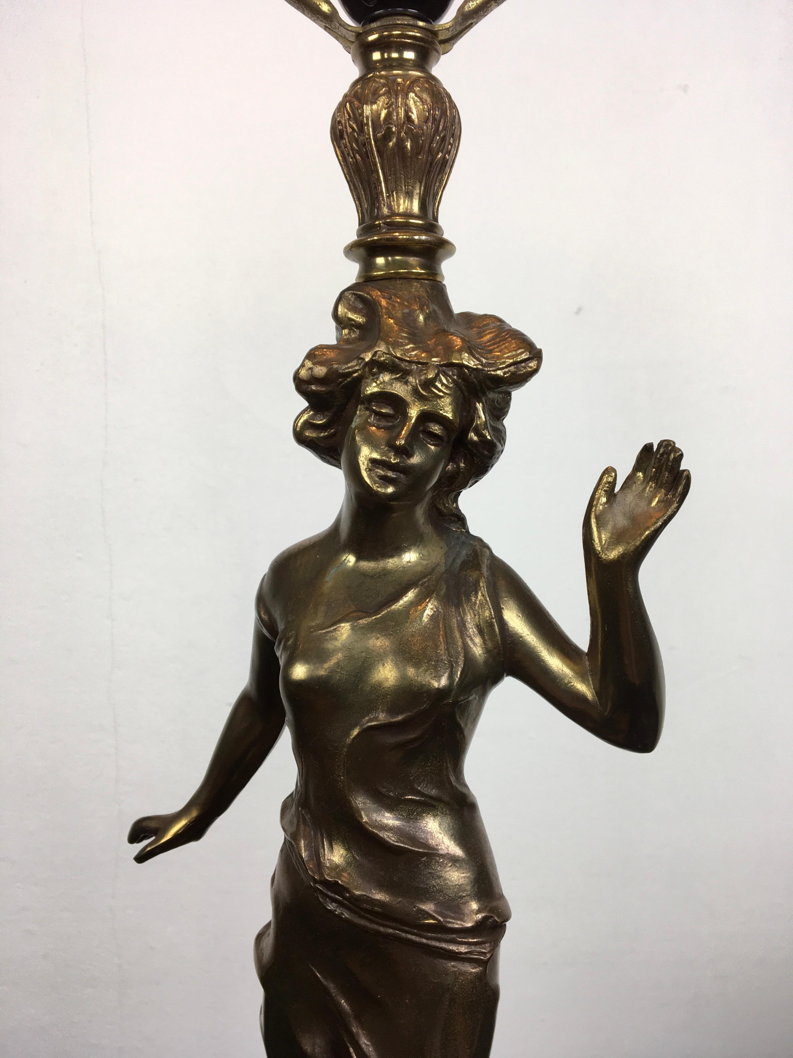 20ième siècle Grande lampe de table Figural Lady par Deknudt en vente
