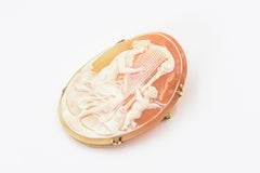 Grande cammeo figurato in conchiglia di donna nuda che suona l'arpa con Cupido Spilla in oro