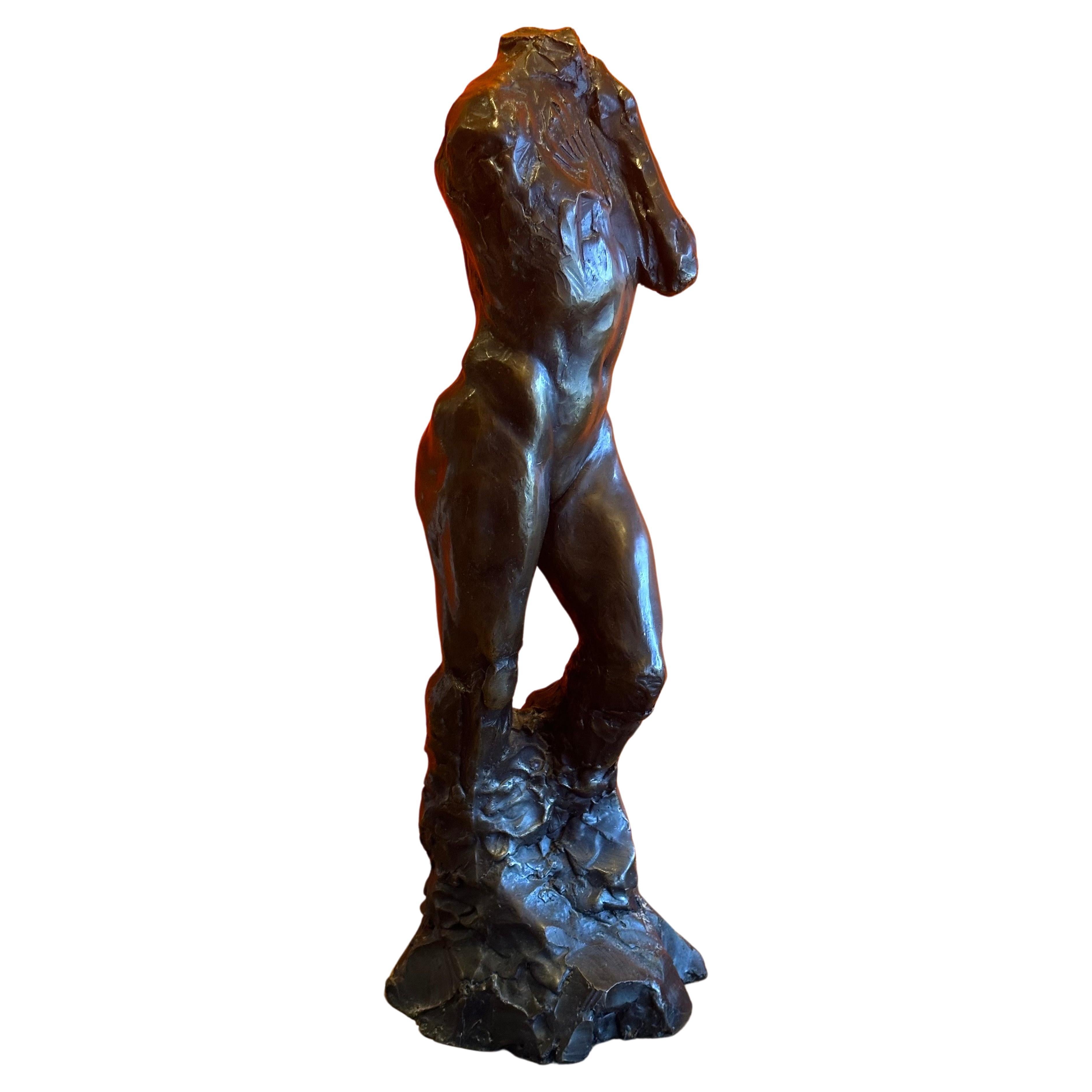 Grande sculpture figurative en bronze intitulée 