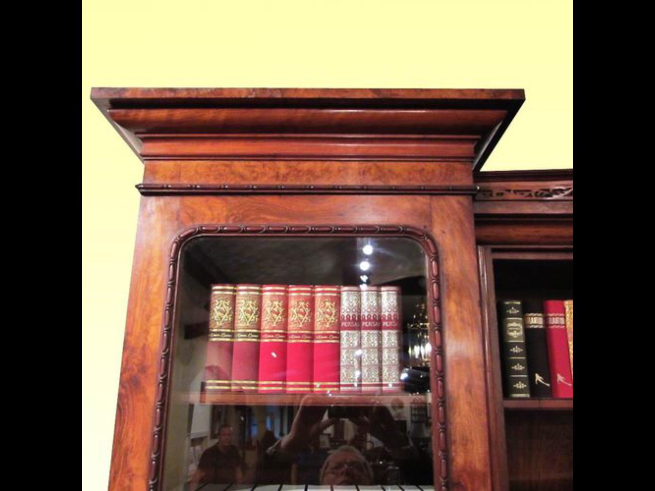 Großes antikes Bücherregal aus gemasertem und geflammtem Nussbaum mit umgekehrter Front (Englisch) im Angebot