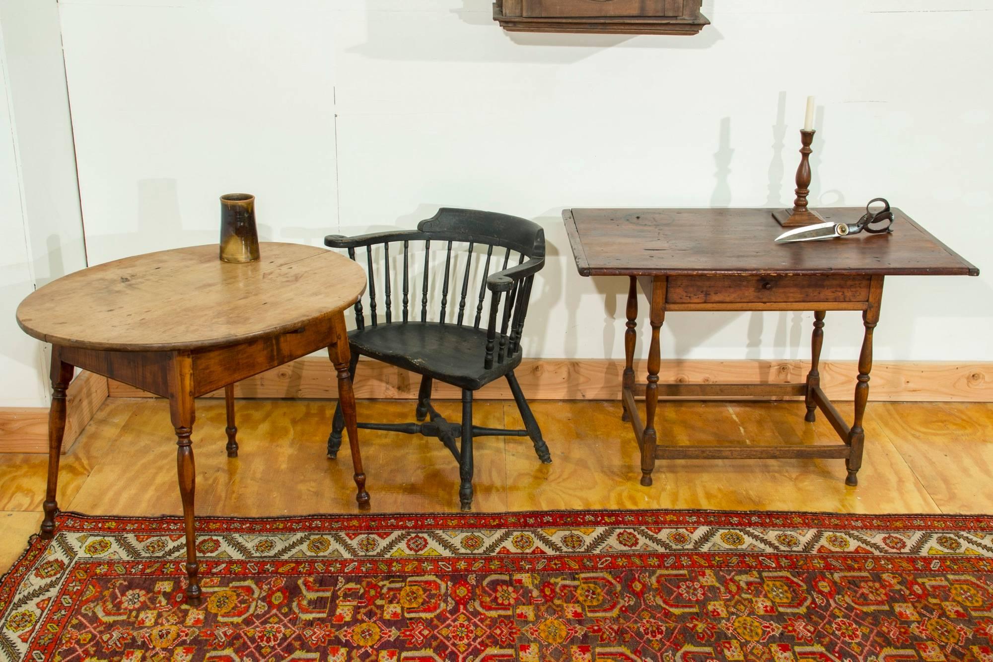Large Figured Maple Oval Top Tavern Table, Probably CT, Splayed Legs, circa 1760 For Sale 3
