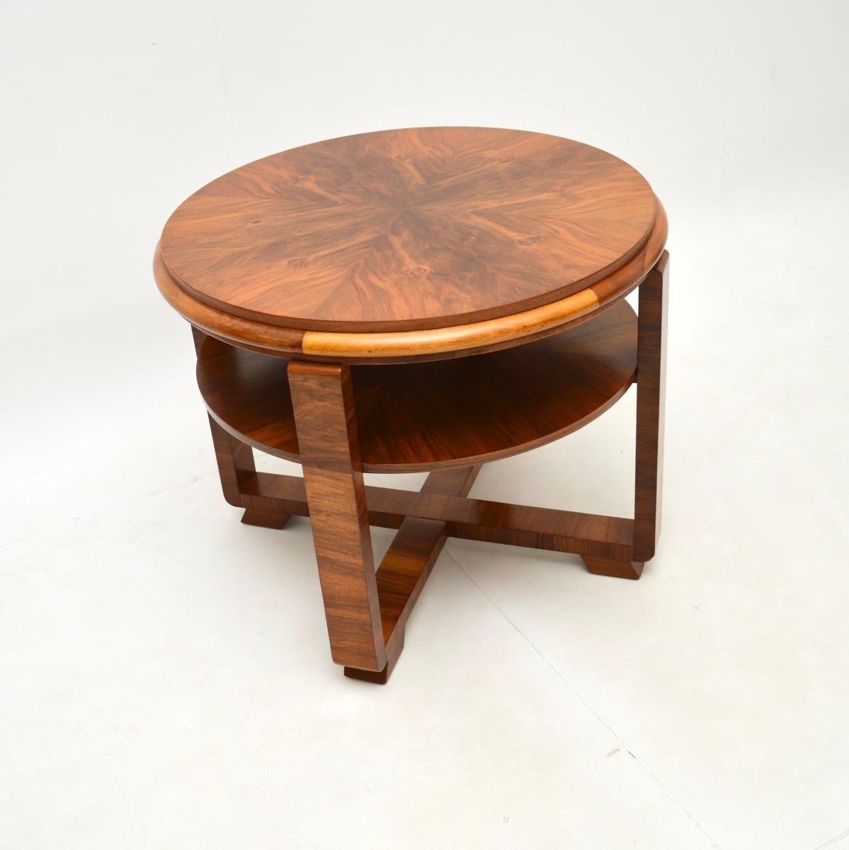 Une belle et grande table basse Art Déco en noyer figuré, fabriquée en Angleterre et datant des années 1930.

Ce produit est d'une qualité exceptionnelle, il est extrêmement bien fait et a un design utile. Le plateau circulaire présente un bord