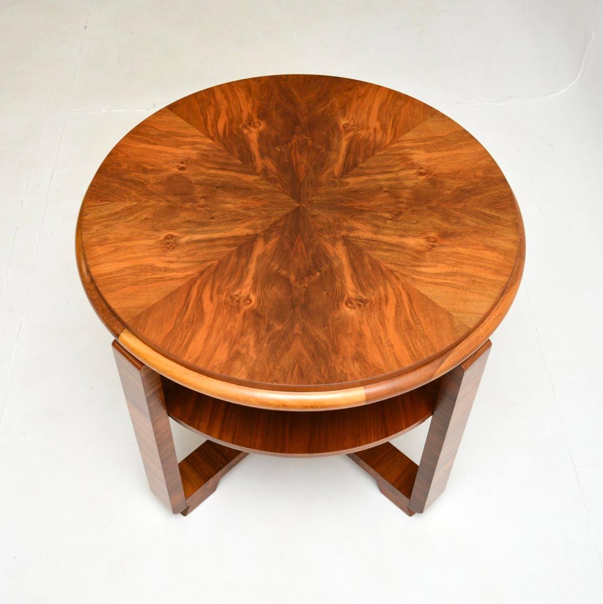 Britannique Grande table basse Art Déco en noyer figuré en vente