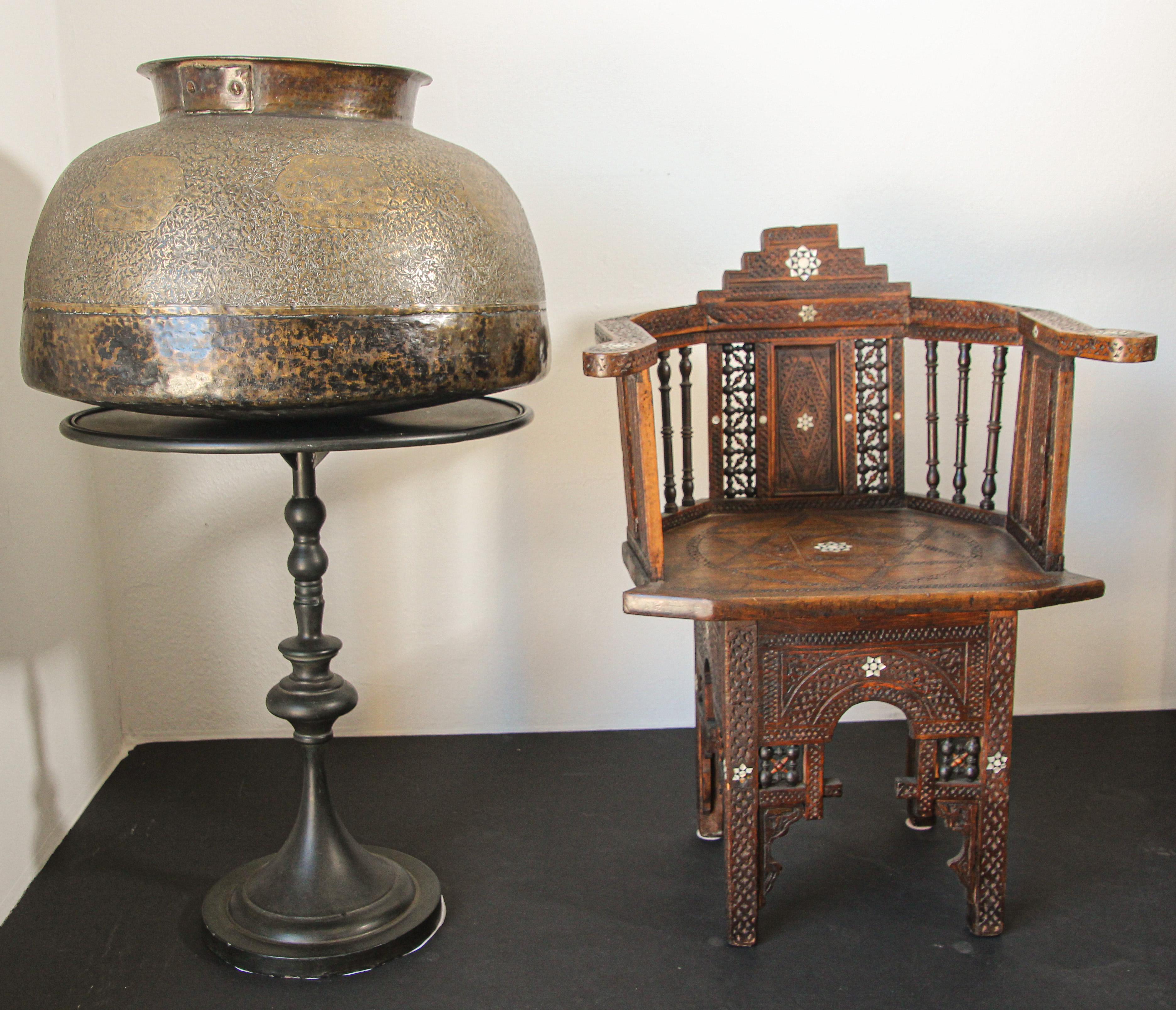 Gran cuenco antiguo islámico indo persa mogol del siglo XIX, grabado a mano y con incrustaciones de latón cobrizo.
Gran jofaina mameluca de cobre finamente grabada y con incrustaciones de caligrafía árabe y diseños florales. 
Fina jofaina mogol de