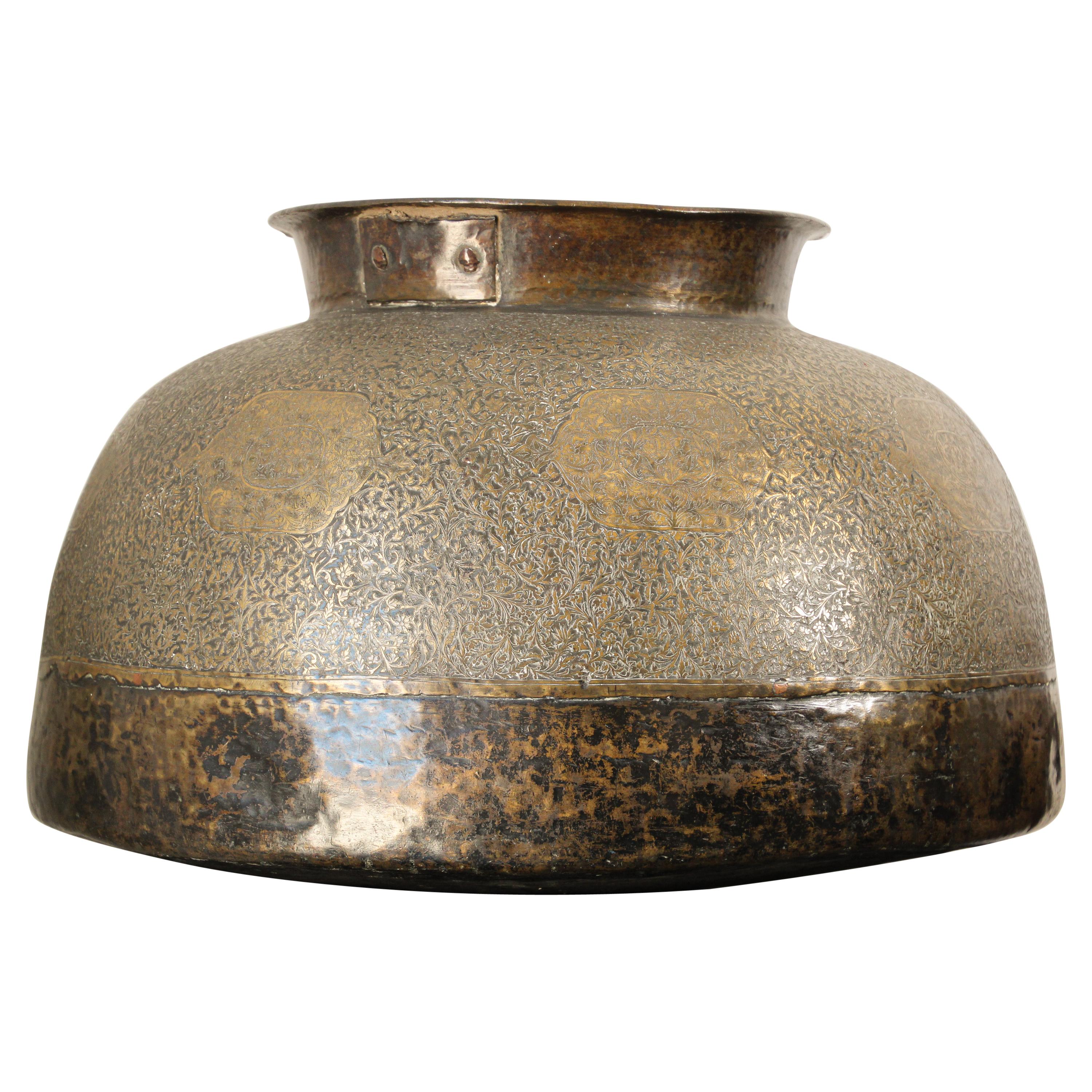 Grand vase moghol ancien en cuivre indo-persan incrusté islamique