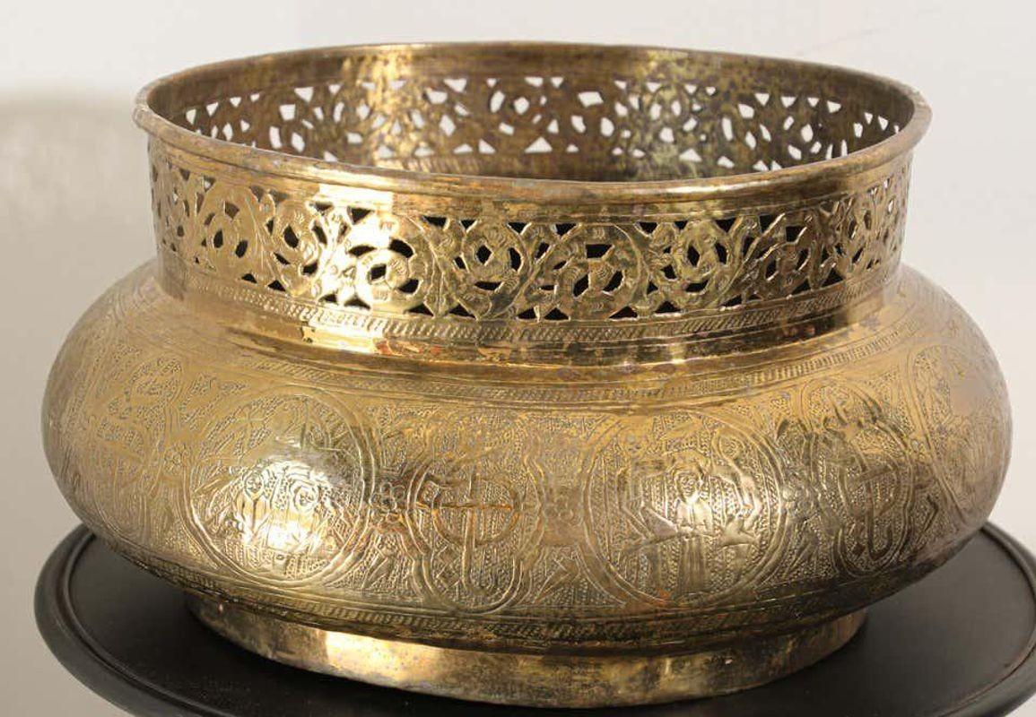 Large Fine Antique Islamic Middle Eastern Moorish Brass Bowl For Sale 4