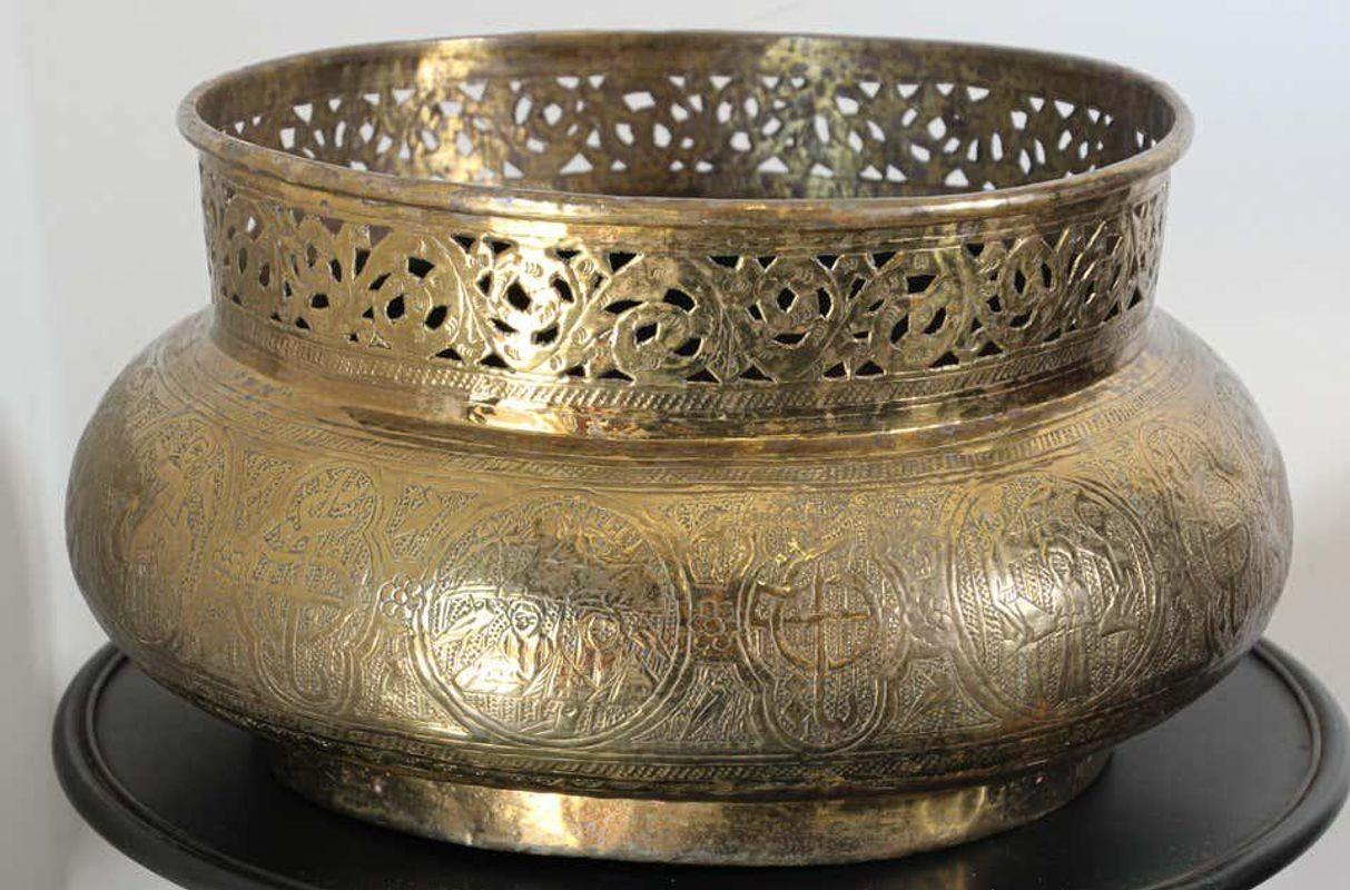 Large Fine Antique Islamic Middle Eastern Moorish Brass Bowl For Sale 5
