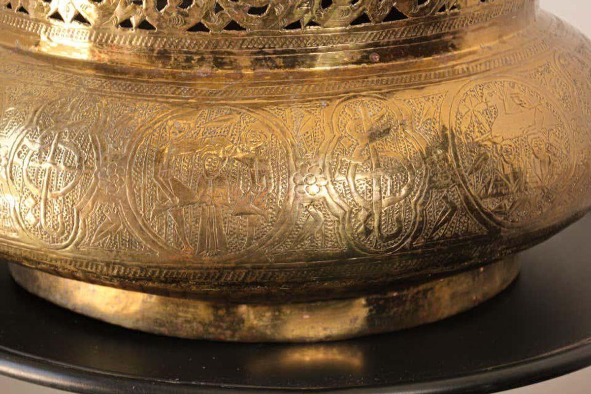 Large fine antique Islamic 19th century Middle Eastern hand-etched brass bowl.
Large Mamluke polished brass basin with Arabic Calligraphy.
Fine etched design basin hand chased with Arabic calligraphy and ornate design.Could be used as a jardinière