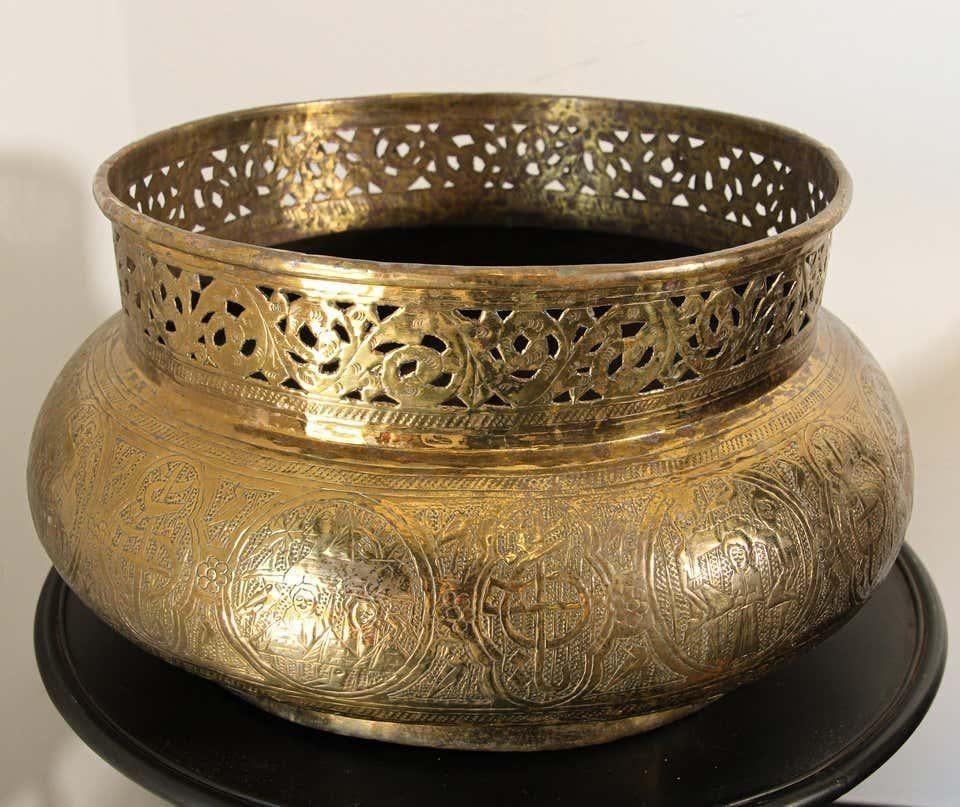 Egyptian Large Fine Antique Islamic Middle Eastern Moorish Brass Bowl For Sale