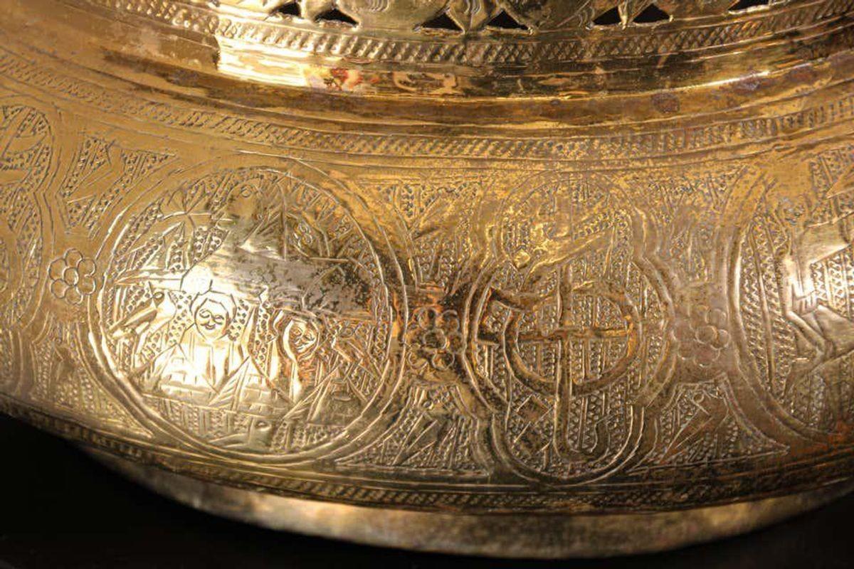 Large Fine Antique Islamic Middle Eastern Moorish Brass Bowl In Good Condition For Sale In North Hollywood, CA
