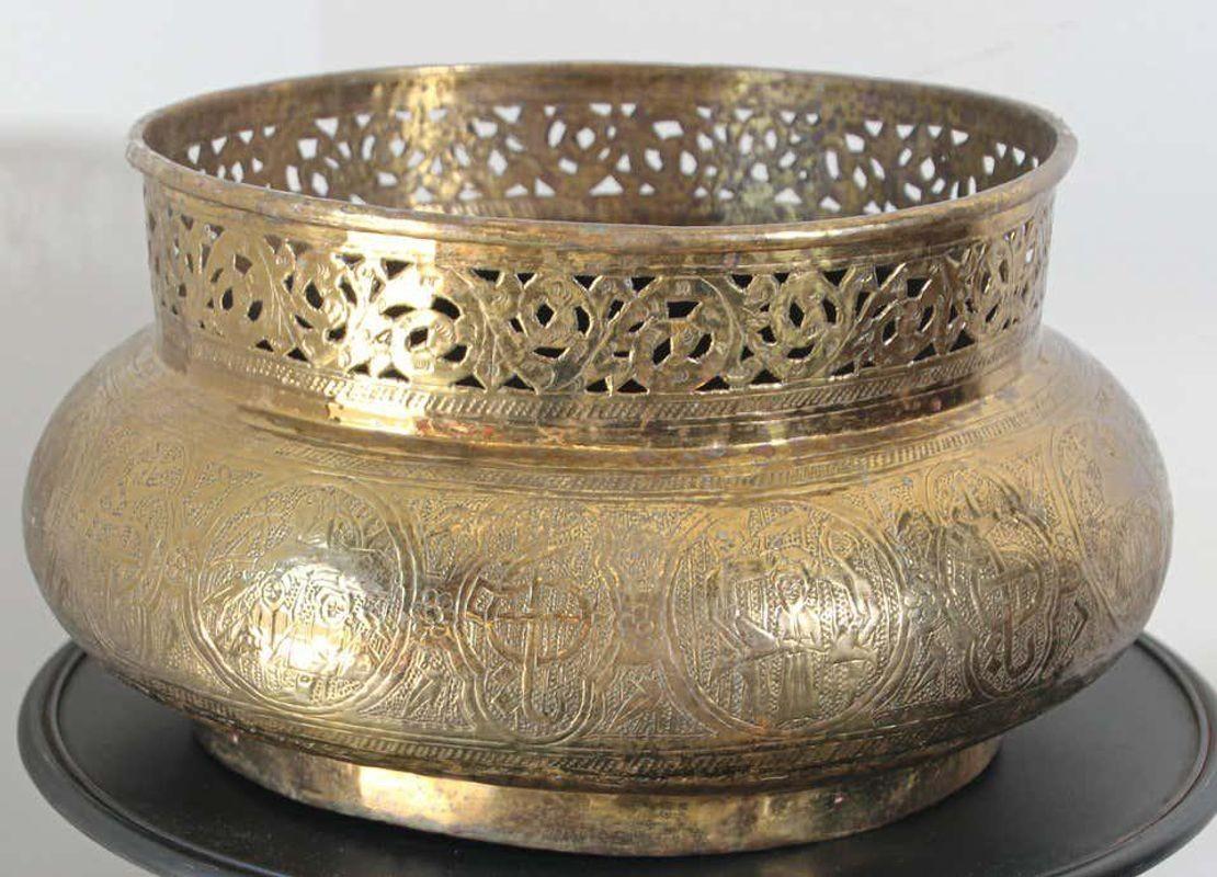Large Fine Antique Islamic Middle Eastern Moorish Brass Bowl For Sale 3