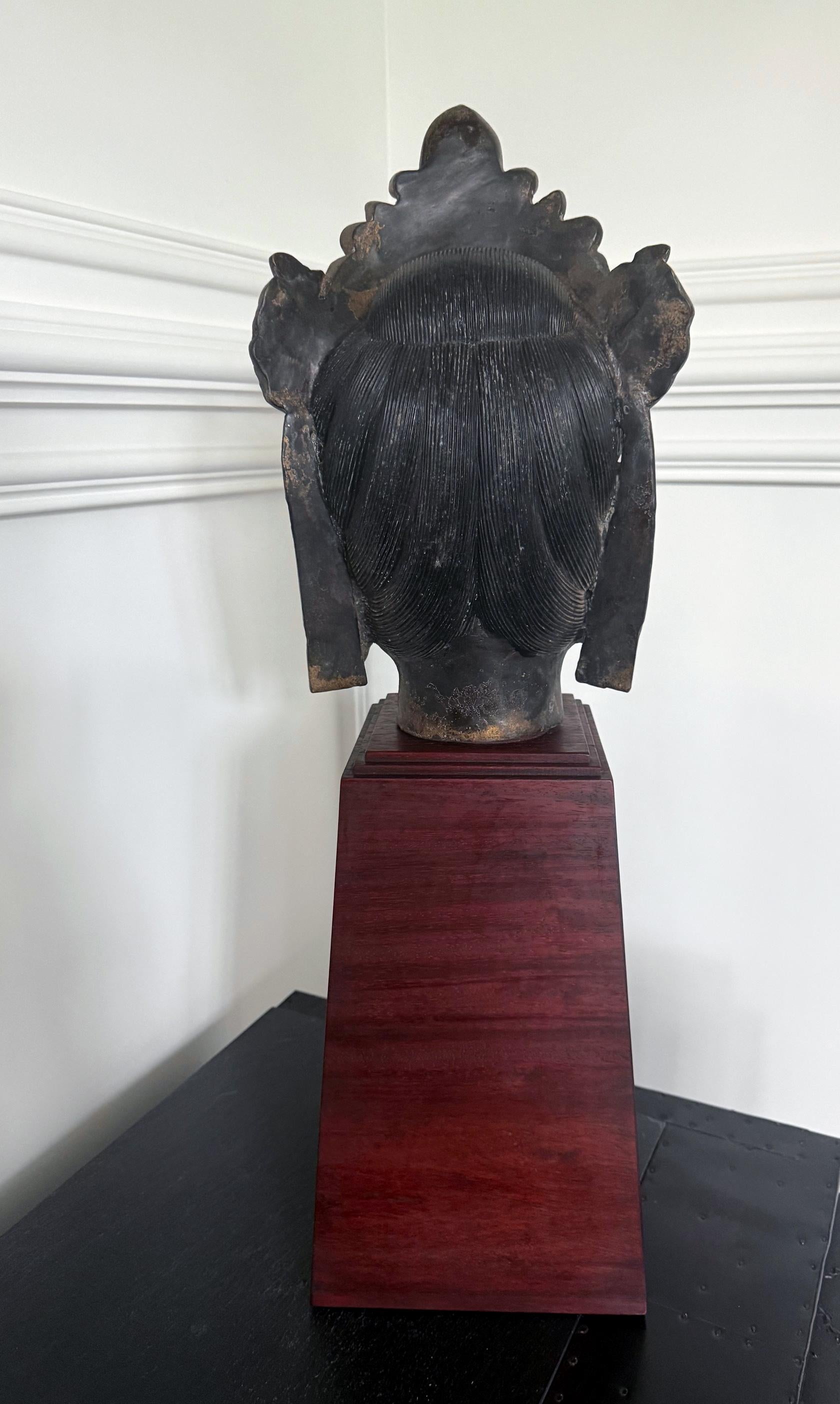 Large Fine Bronze Head of Bodhisattva Avalokitesvara Qing Dynasty In Good Condition For Sale In Atlanta, GA