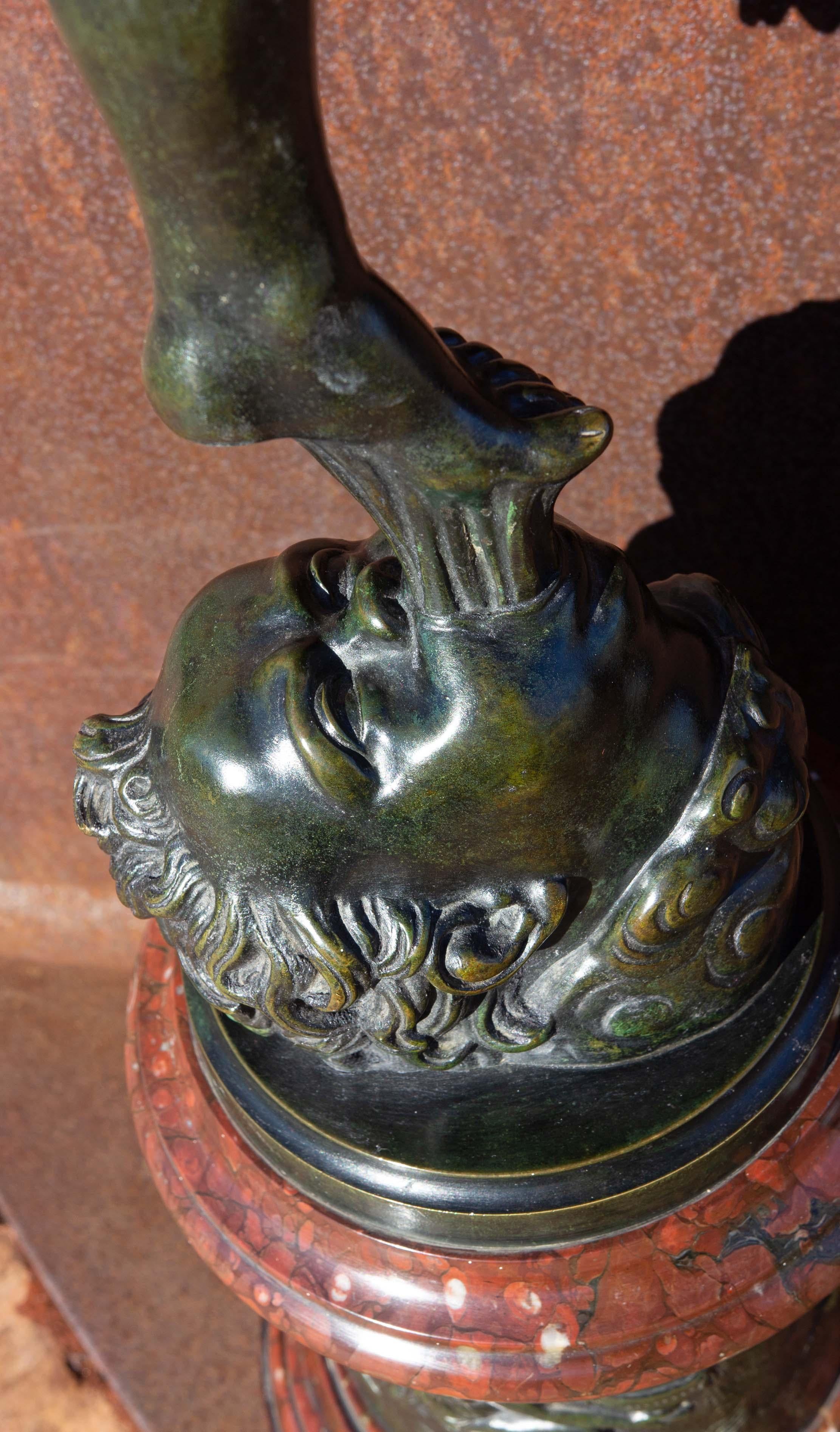 Grande sculpture en bronze de Mercure et piédestal original en marbre en vente 3