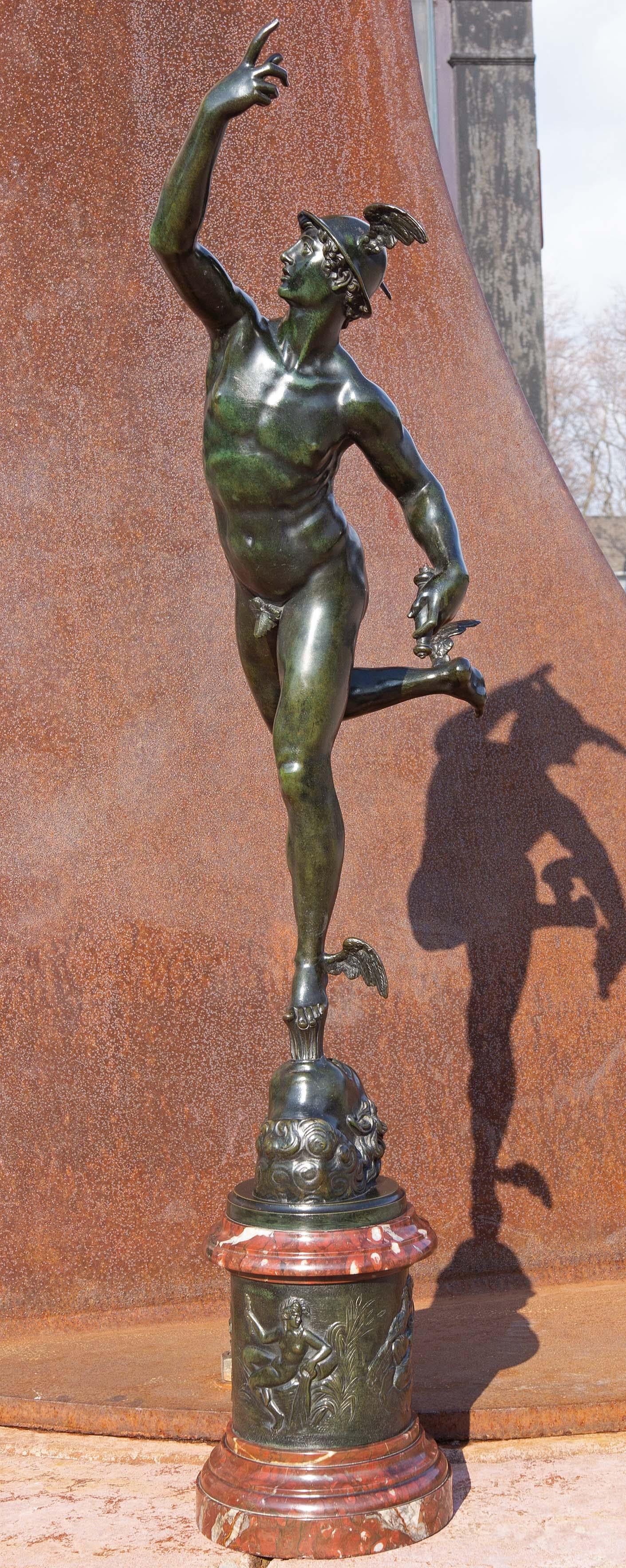 Belle sculpture en bronze du Grand Tour représentant du mercure volant au vent d'après Giambologna. Base fixe en marbre rouge poli et bronze. Piédestal en marbre vert. Inscription de Jean de Bologne ( Giambologna). Hauteur totale 8'7