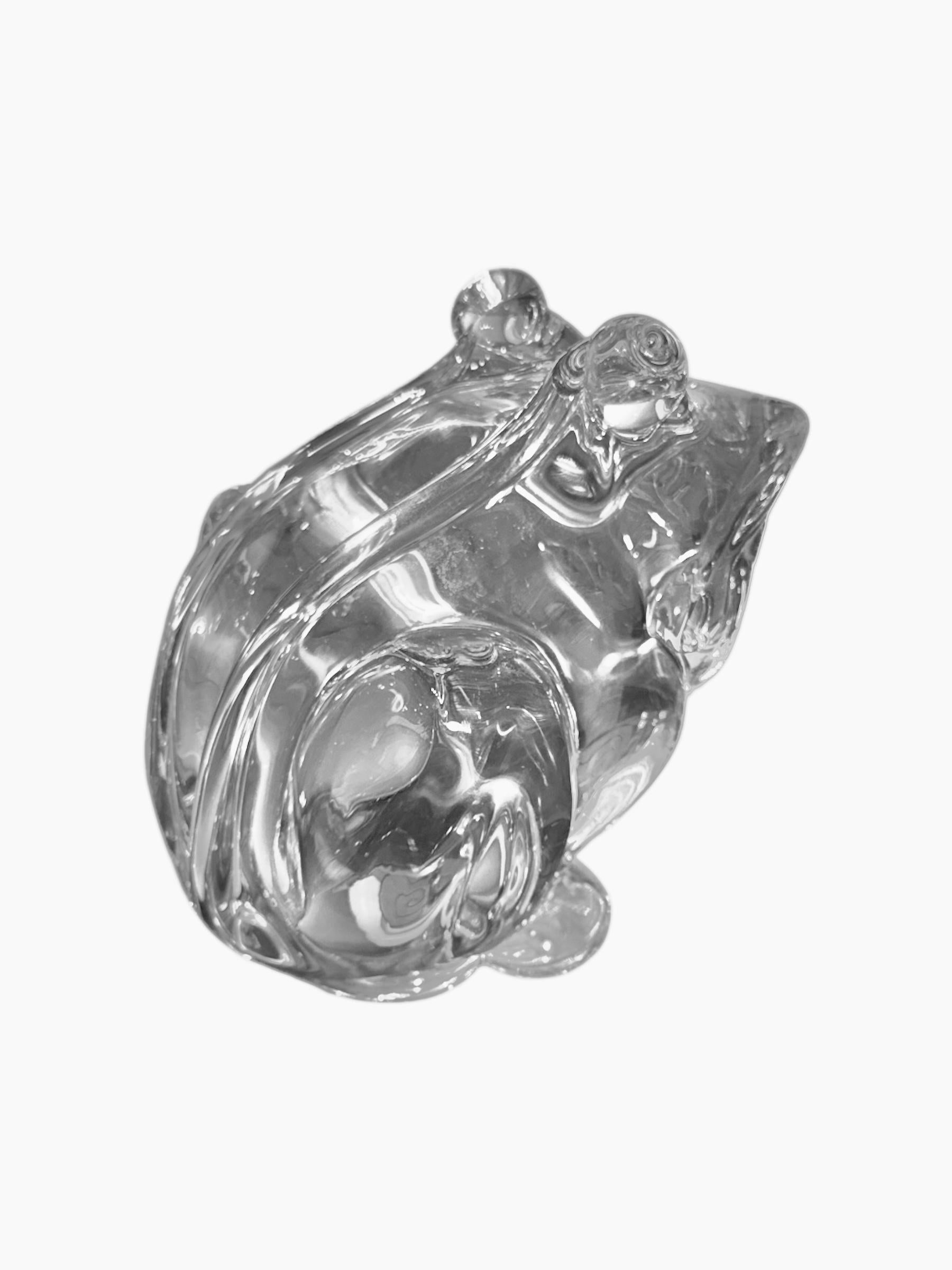 Aggiungi un tocco di eleganza e stravaganza al tuo arredamento con questa squisita scultura di rana in cristallo fine. Realizzato in cristallo di alta qualità, questo delicato pezzo cattura la grazia e il fascino di una rana con dettagli
