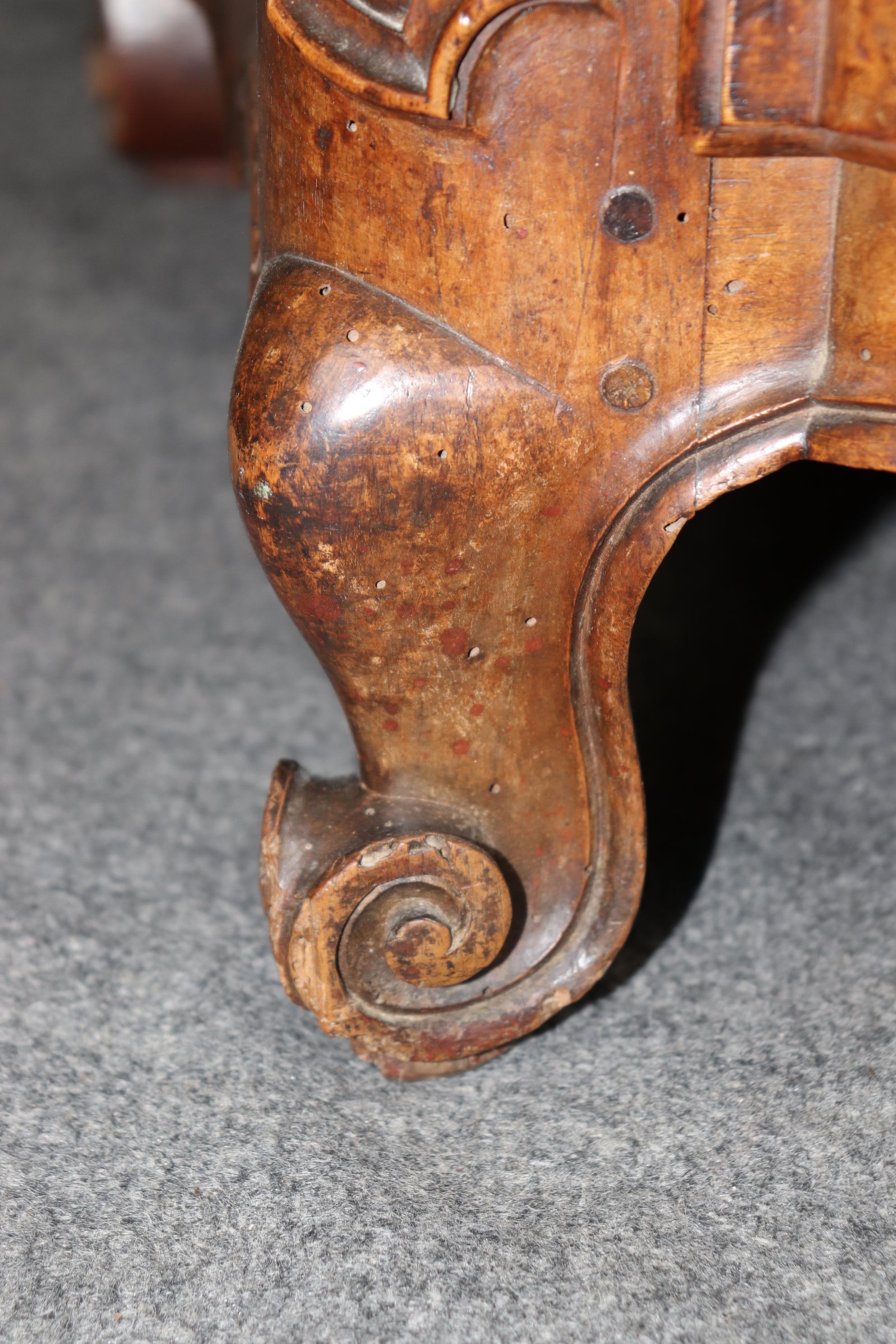 Grande commode in stile Luigi XV francese in noce intagliato del XVIII secolo di alta qualità in vendita 4