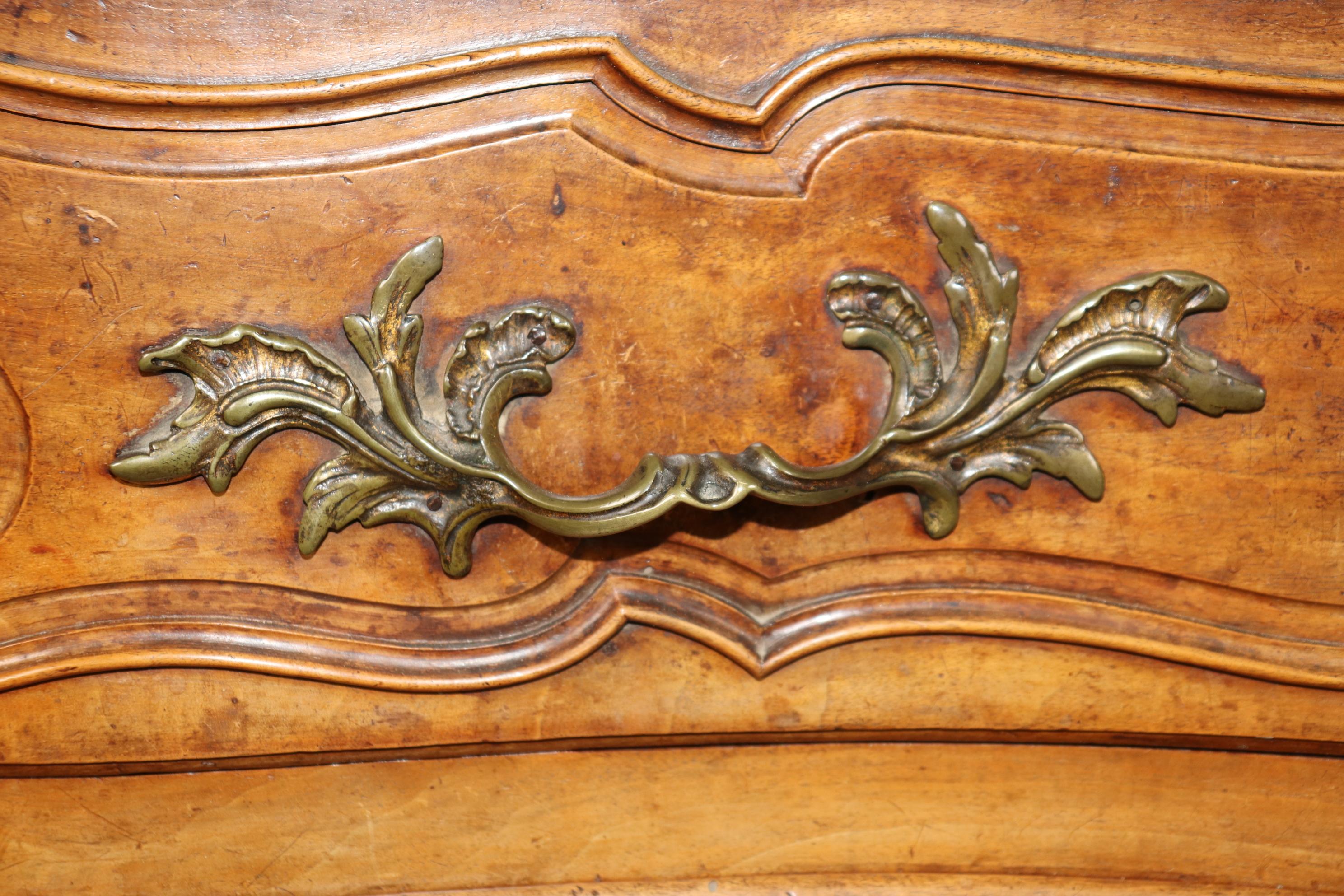 Grande commode in stile Luigi XV francese in noce intagliato del XVIII secolo di alta qualità in vendita 5