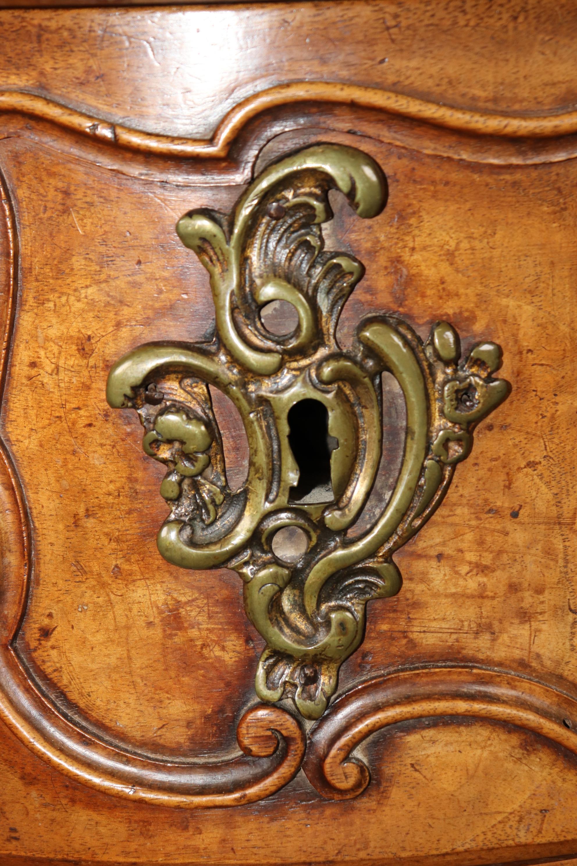 Grande commode in stile Luigi XV francese in noce intagliato del XVIII secolo di alta qualità in vendita 6