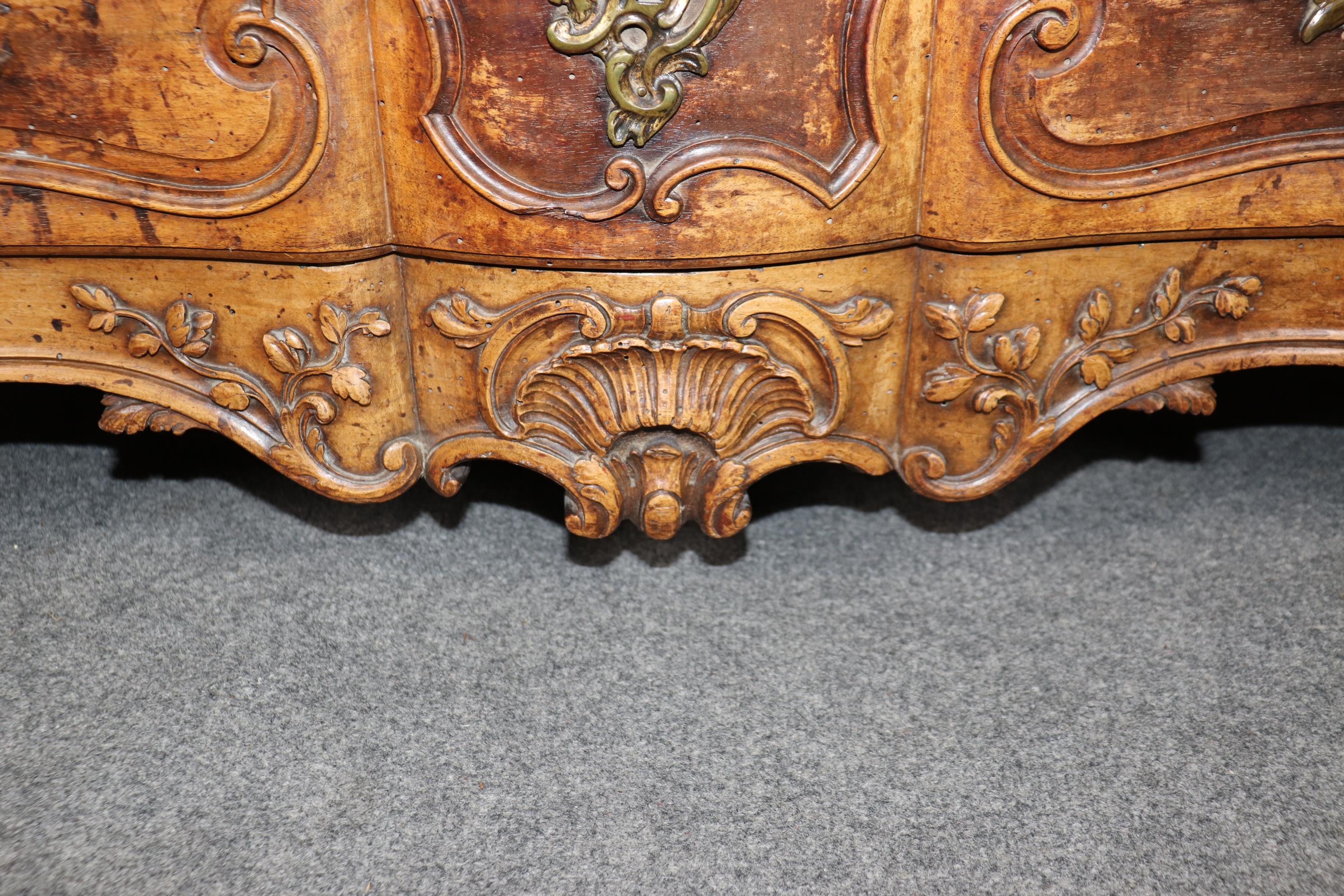 Grande commode in stile Luigi XV francese in noce intagliato del XVIII secolo di alta qualità in vendita 7