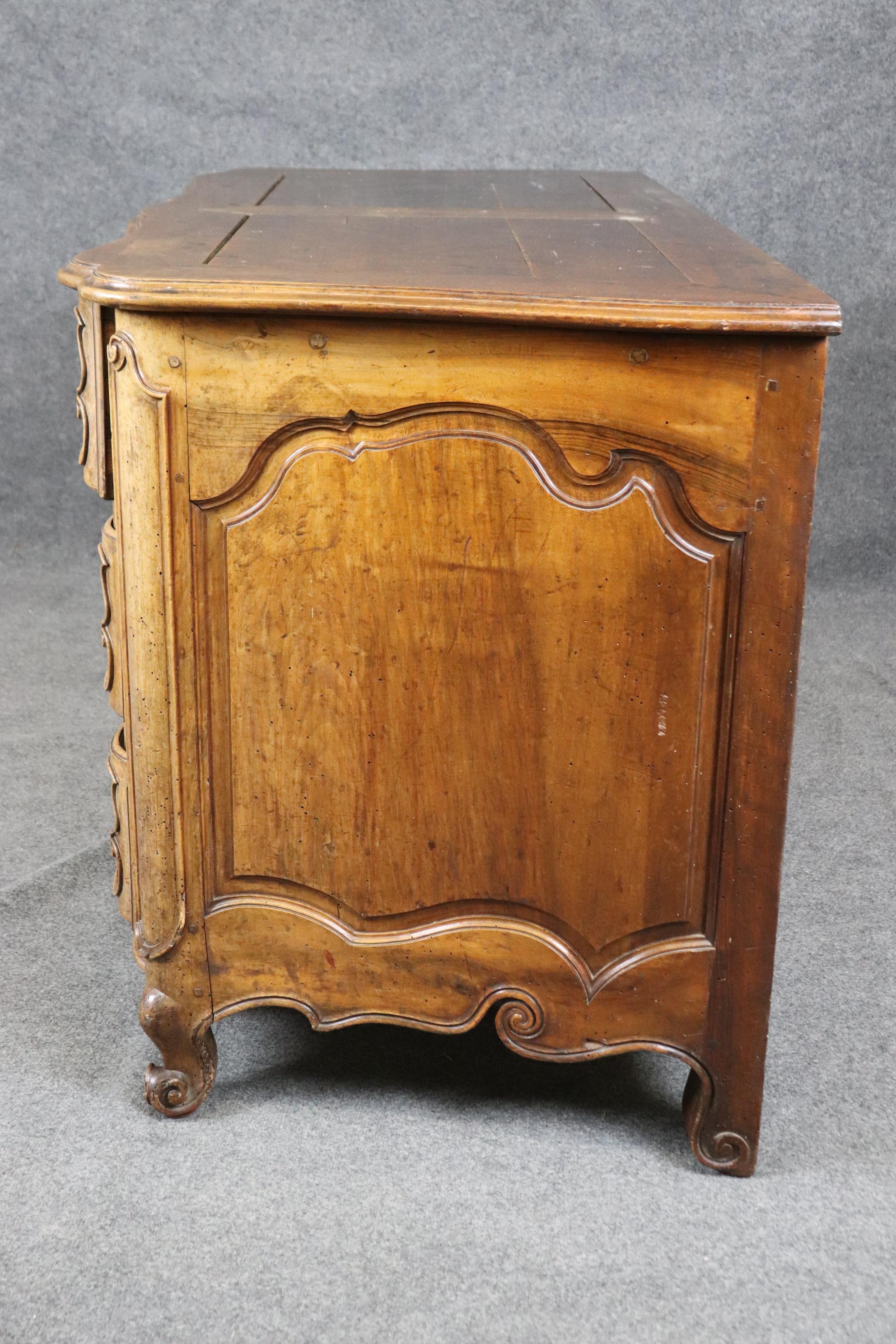 Francese Grande commode in stile Luigi XV francese in noce intagliato del XVIII secolo di alta qualità in vendita