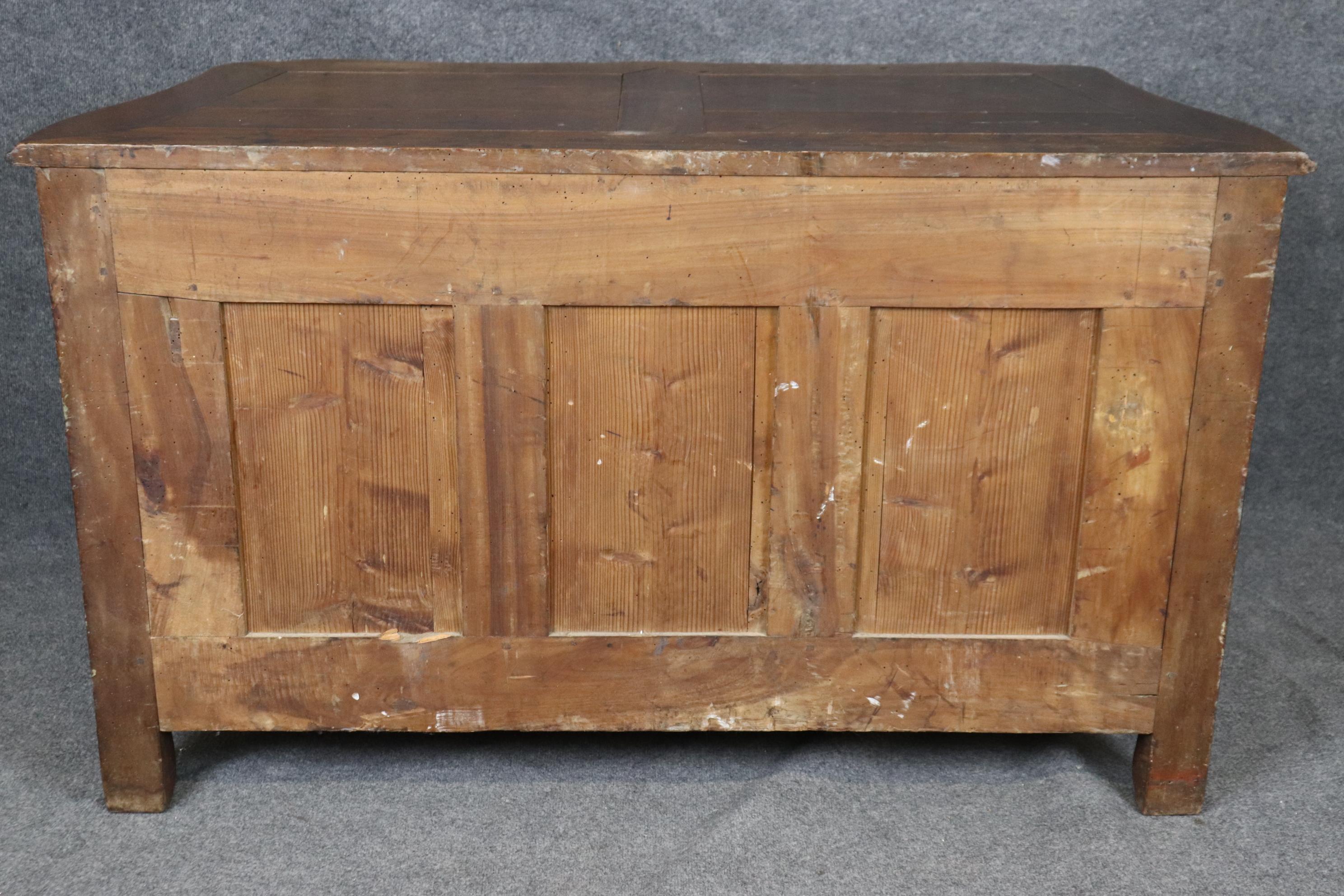 Grande commode in stile Luigi XV francese in noce intagliato del XVIII secolo di alta qualità In condizioni buone in vendita a Swedesboro, NJ