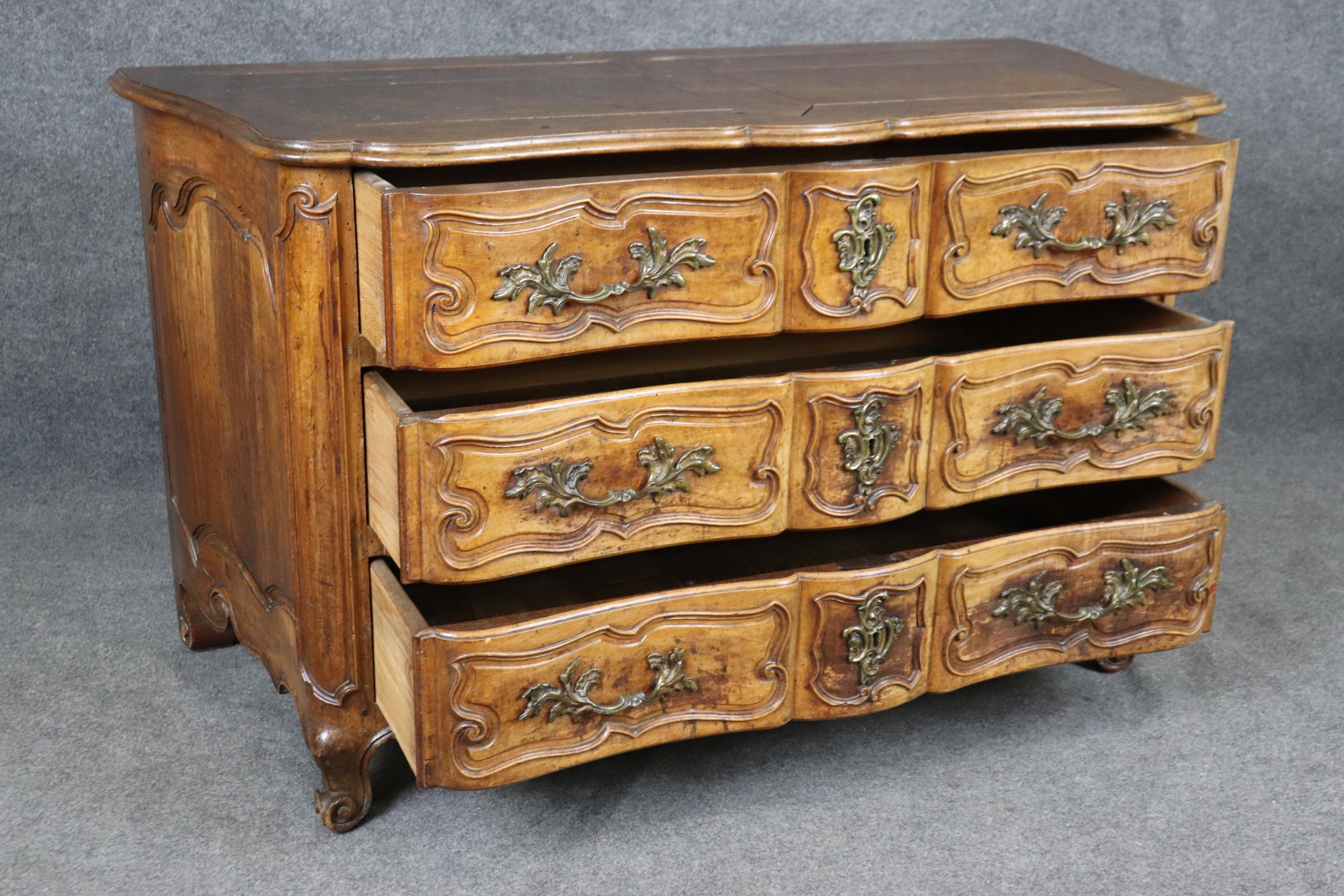 Ottone Grande commode in stile Luigi XV francese in noce intagliato del XVIII secolo di alta qualità in vendita