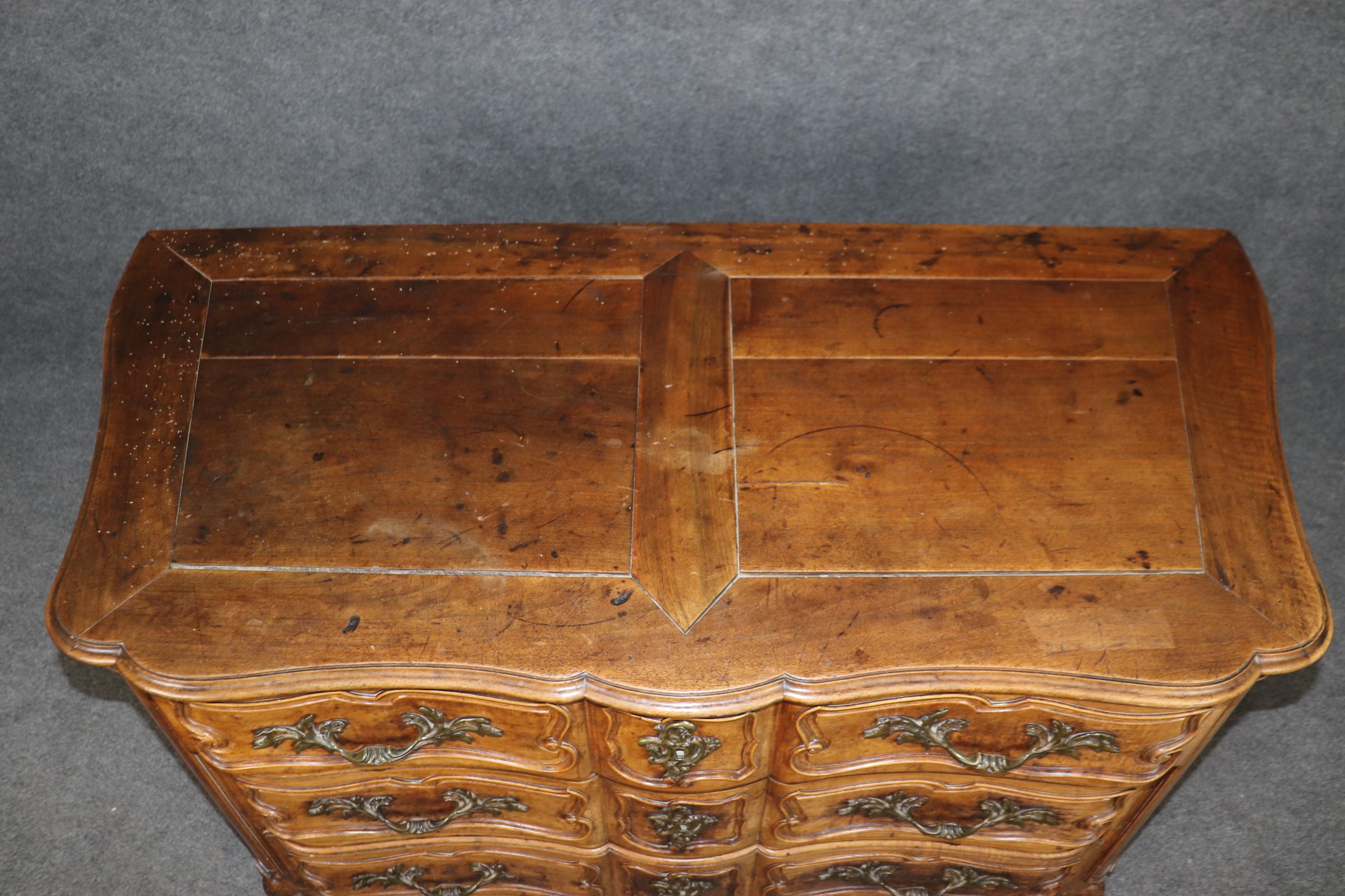 Grande commode in stile Luigi XV francese in noce intagliato del XVIII secolo di alta qualità in vendita 1