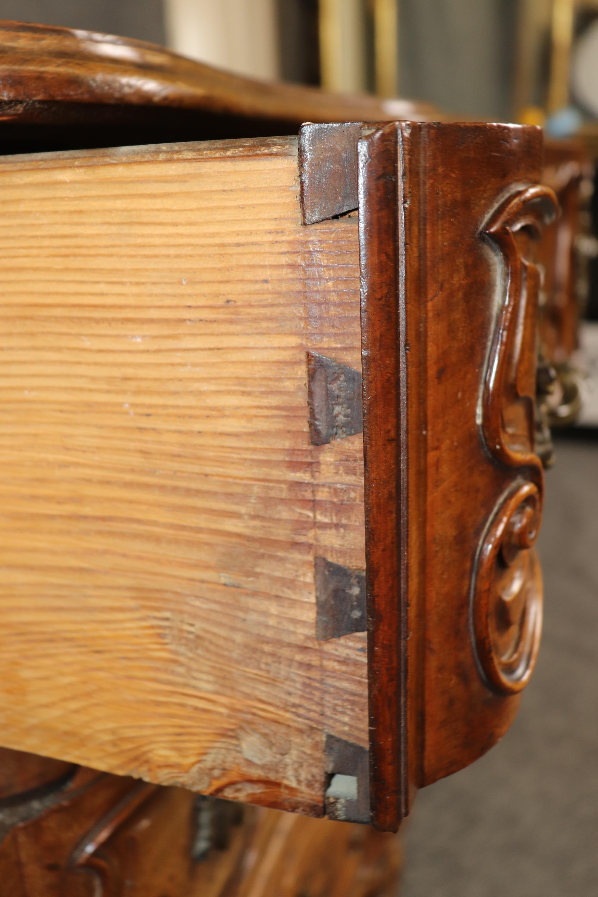 Grande commode in stile Luigi XV francese in noce intagliato del XVIII secolo di alta qualità in vendita 2