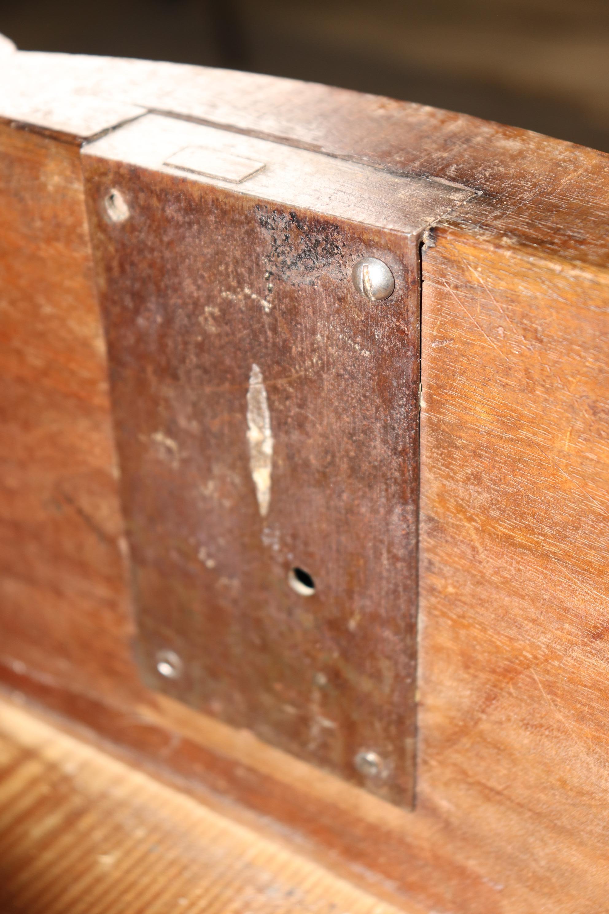 Grande commode in stile Luigi XV francese in noce intagliato del XVIII secolo di alta qualità in vendita 3