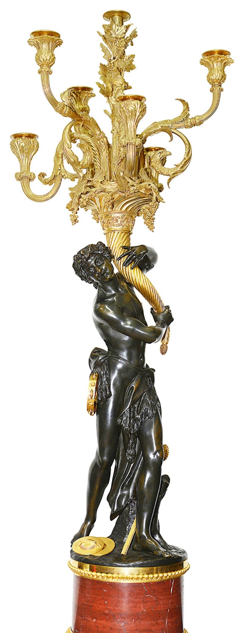 Rare paire de candélabres de style Louis XVI du XIXe siècle en bronze et bronze doré. Chaque candélabre est orné de vierges en bronze patiné tenant une corne d'abondance dorée et d'un candélabre à huit branches feuillagées, reposant sur des socles