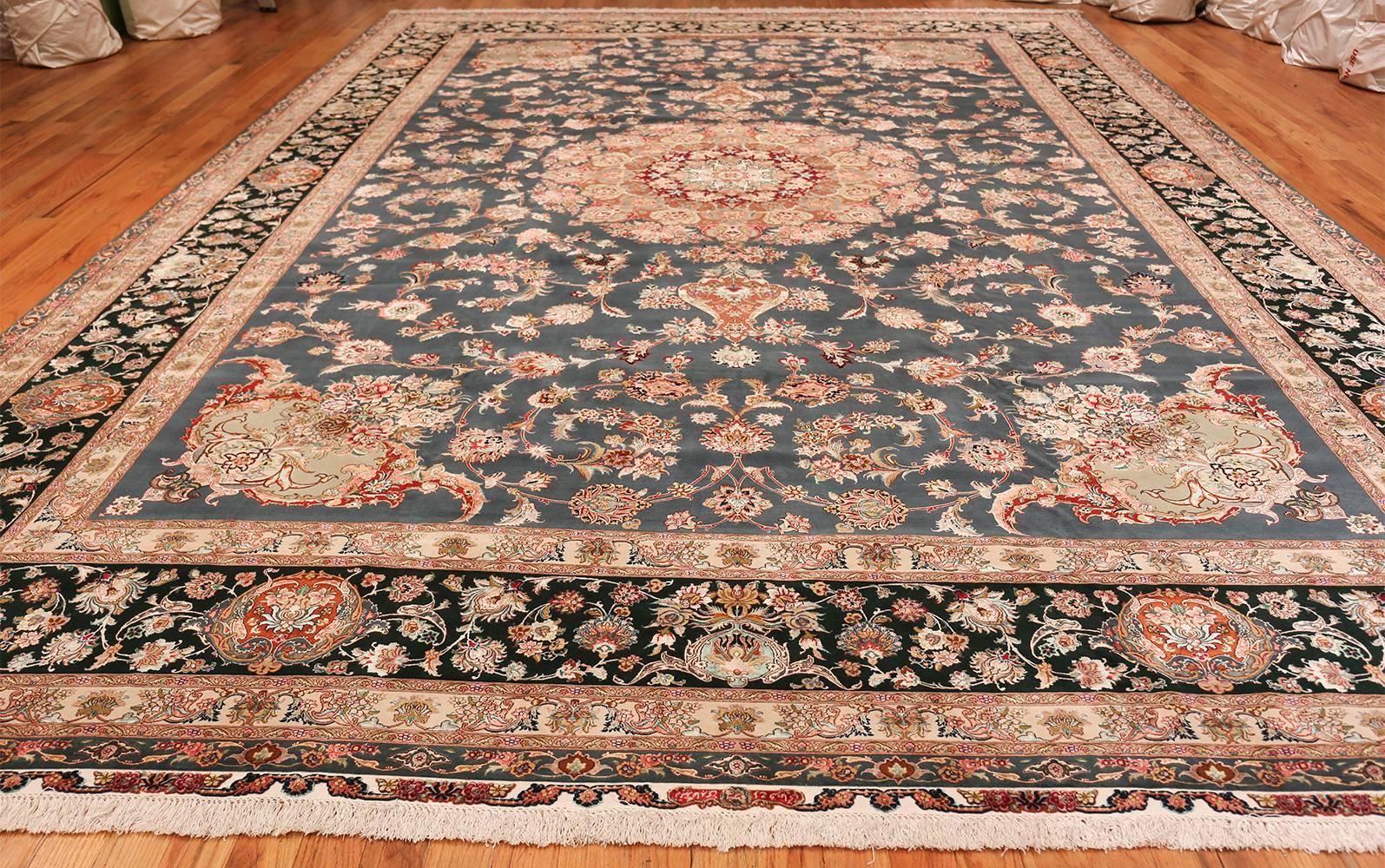 Vintage Tabriz Persian Rug. Size: 11 ft 6 in x 17 ft 1 in  In Excellent Condition For Sale In New York, NY
