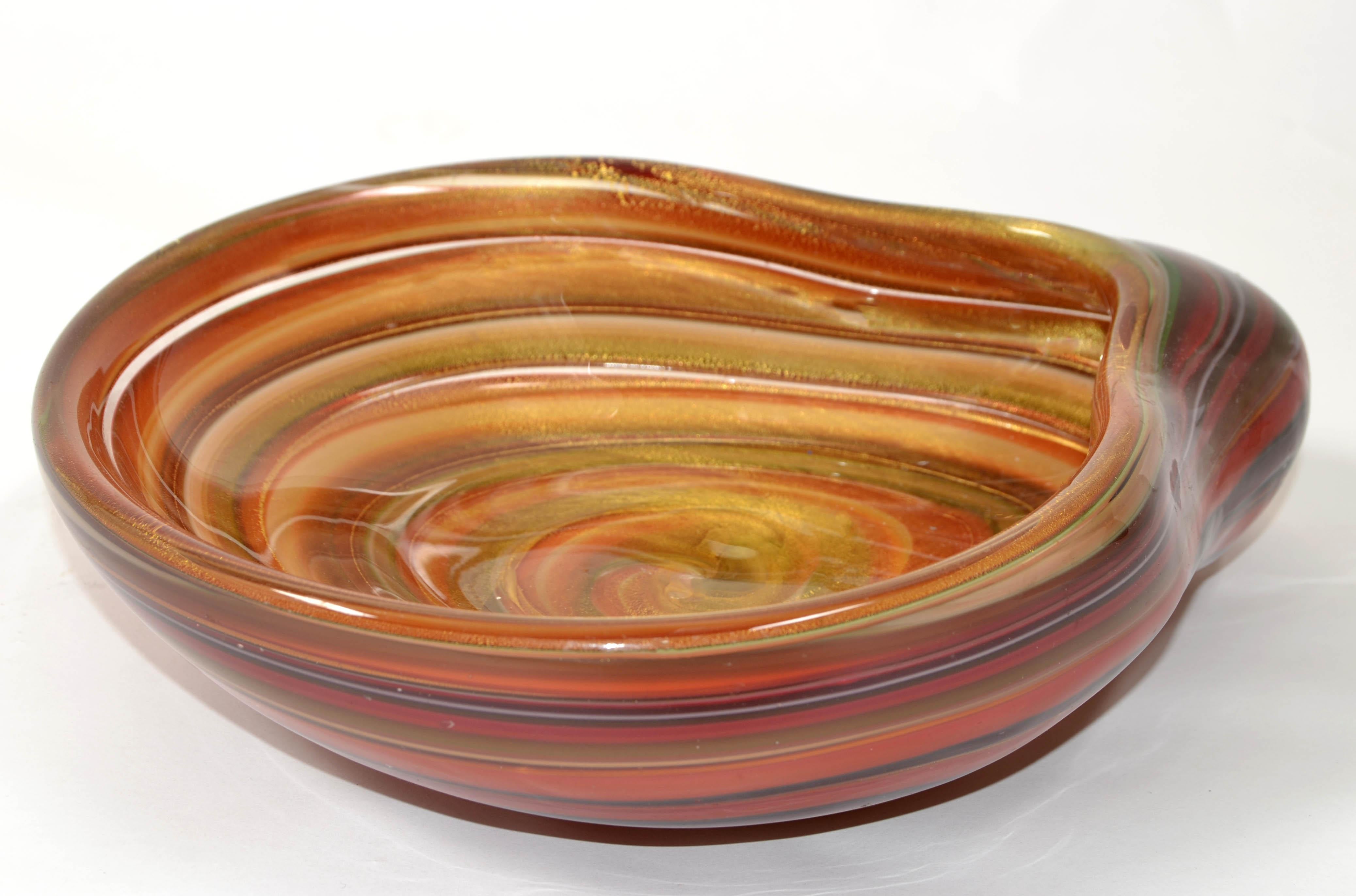 Gran cuenco italiano de cristal de Murano con forma de concha de almeja y motas de polvo dorado. 
Sin marcas.
Vidrio artístico pesado y sencillamente hermoso.
Medidas:
Longitud: 10,5 x 9 x 2,75 pulgadas Altura.

A-427-335