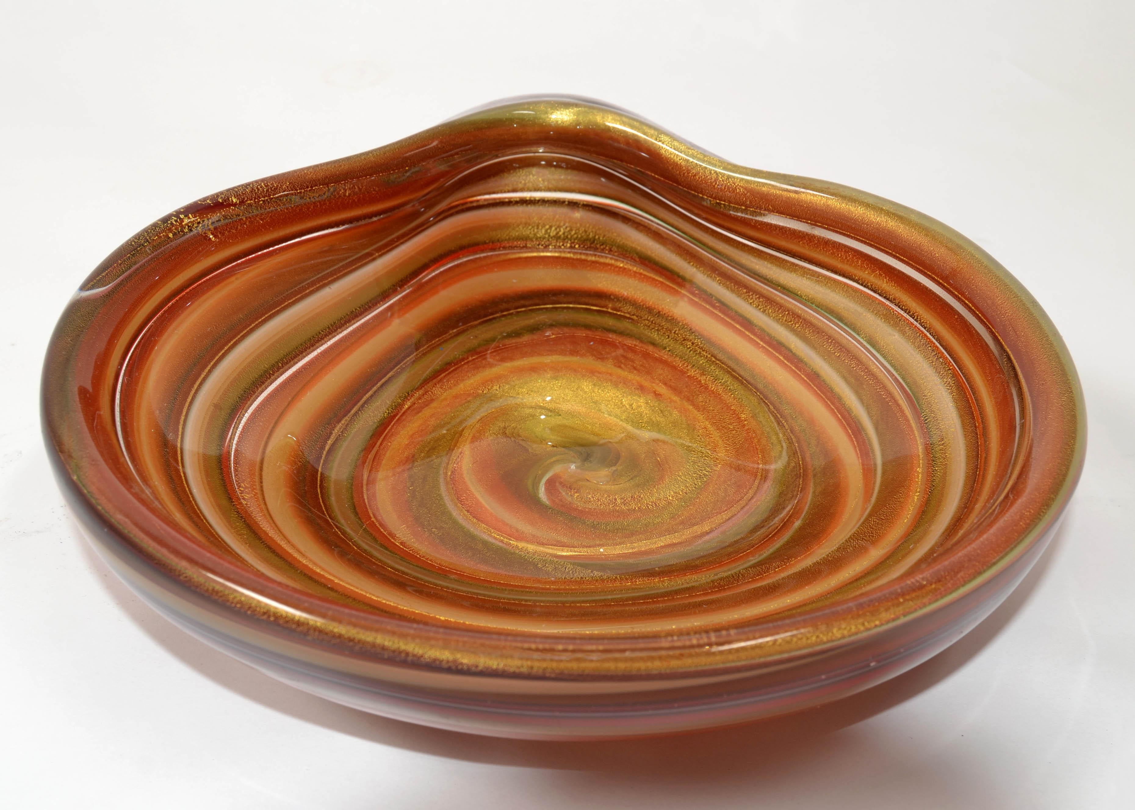 Cuenco grande de cristal soplado de Murano con motas de polvo dorado, Italia Moderno de mediados de siglo en venta