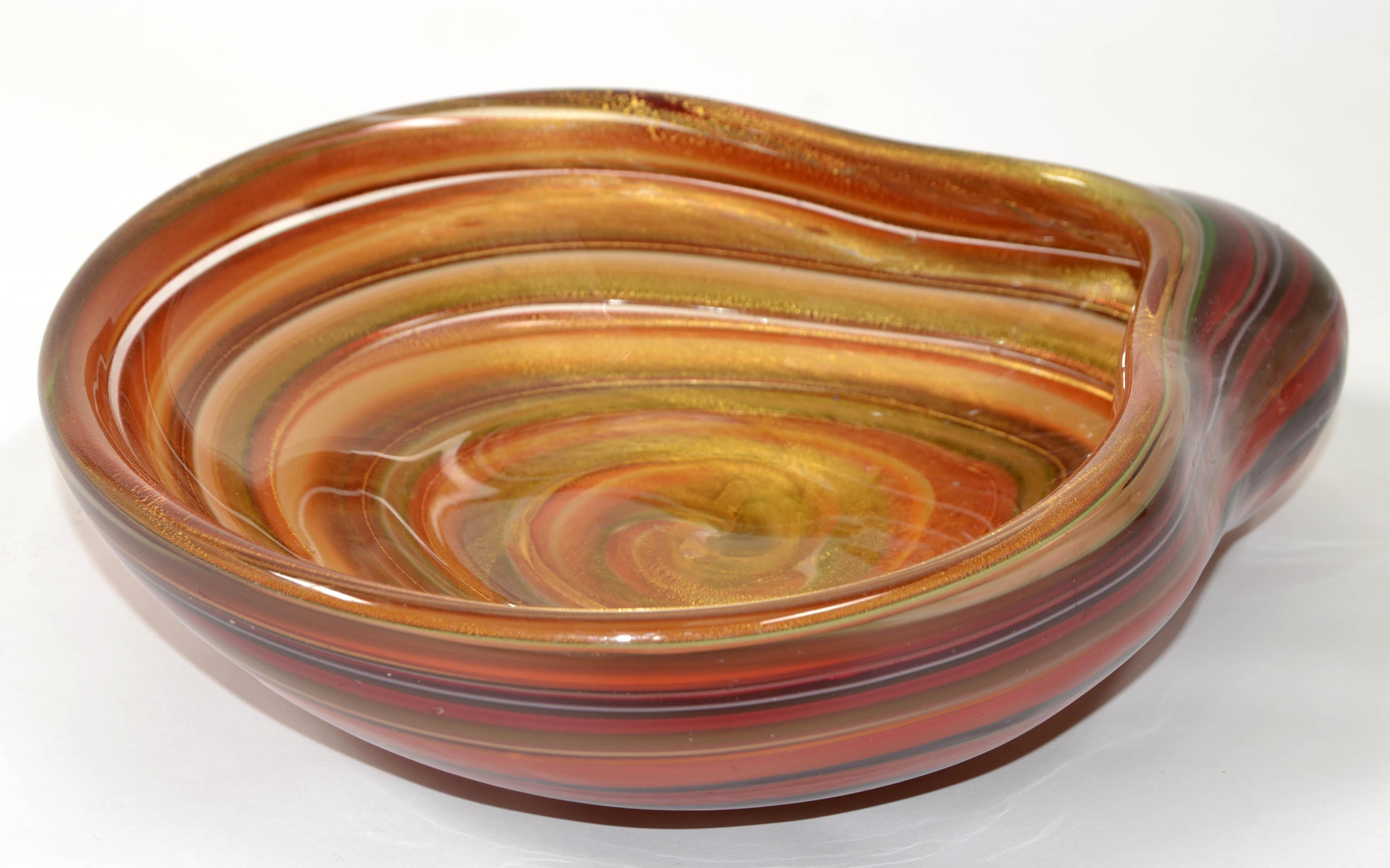 Cuenco grande de cristal soplado de Murano con motas de polvo dorado, Italia Italiano en venta