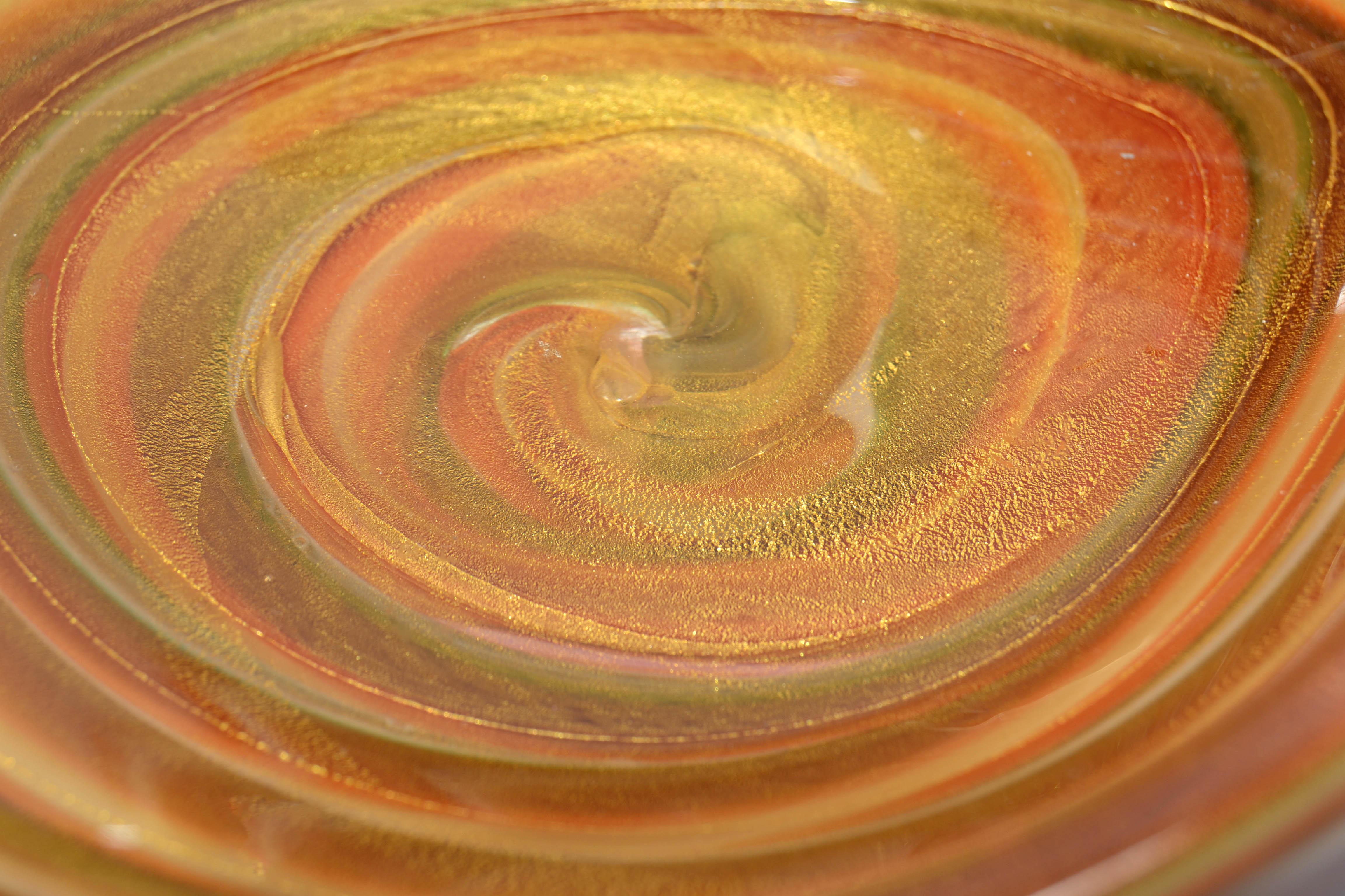 Cuenco grande de cristal soplado de Murano con motas de polvo dorado, Italia Hecho a mano en venta