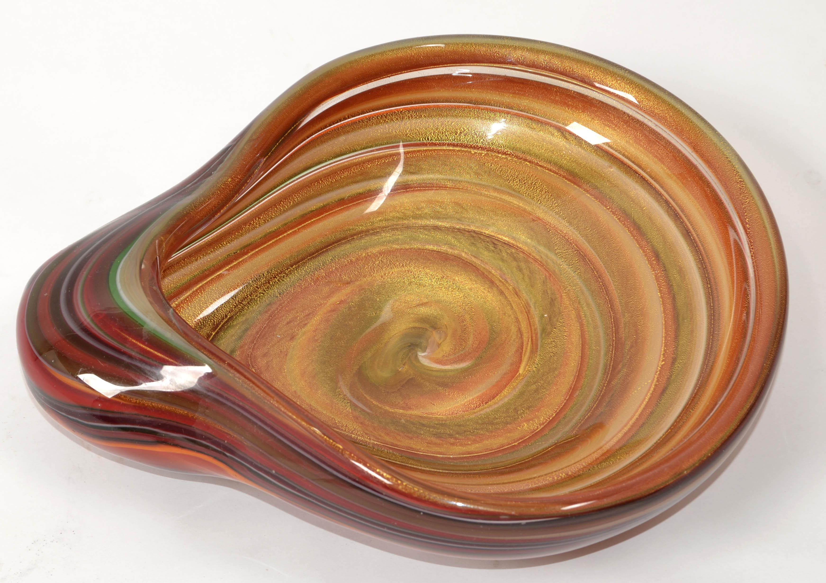 Cuenco grande de cristal soplado de Murano con motas de polvo dorado, Italia en Bueno estado para la venta en Miami, FL