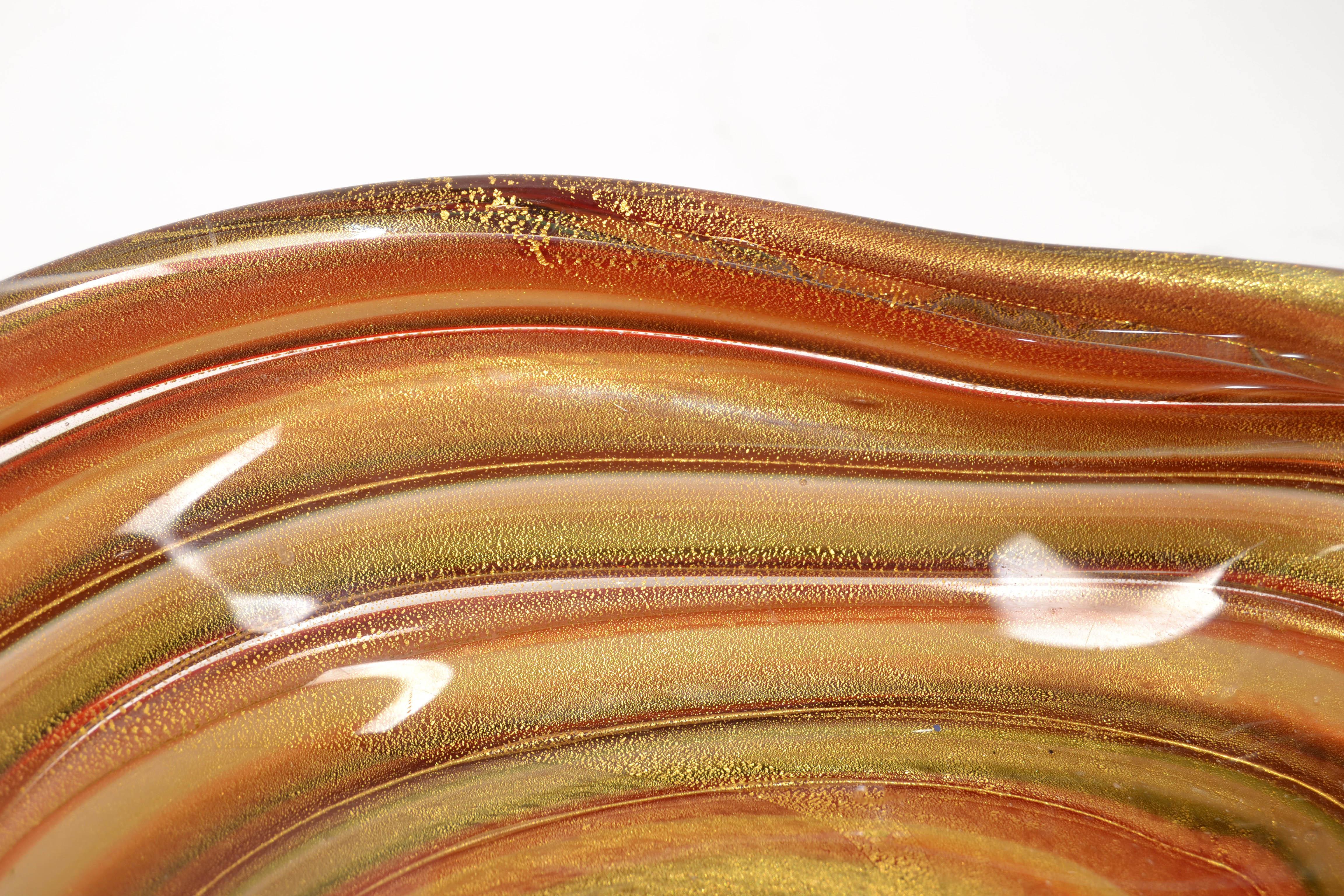 Cuenco grande de cristal soplado de Murano con motas de polvo dorado, Italia siglo XX en venta
