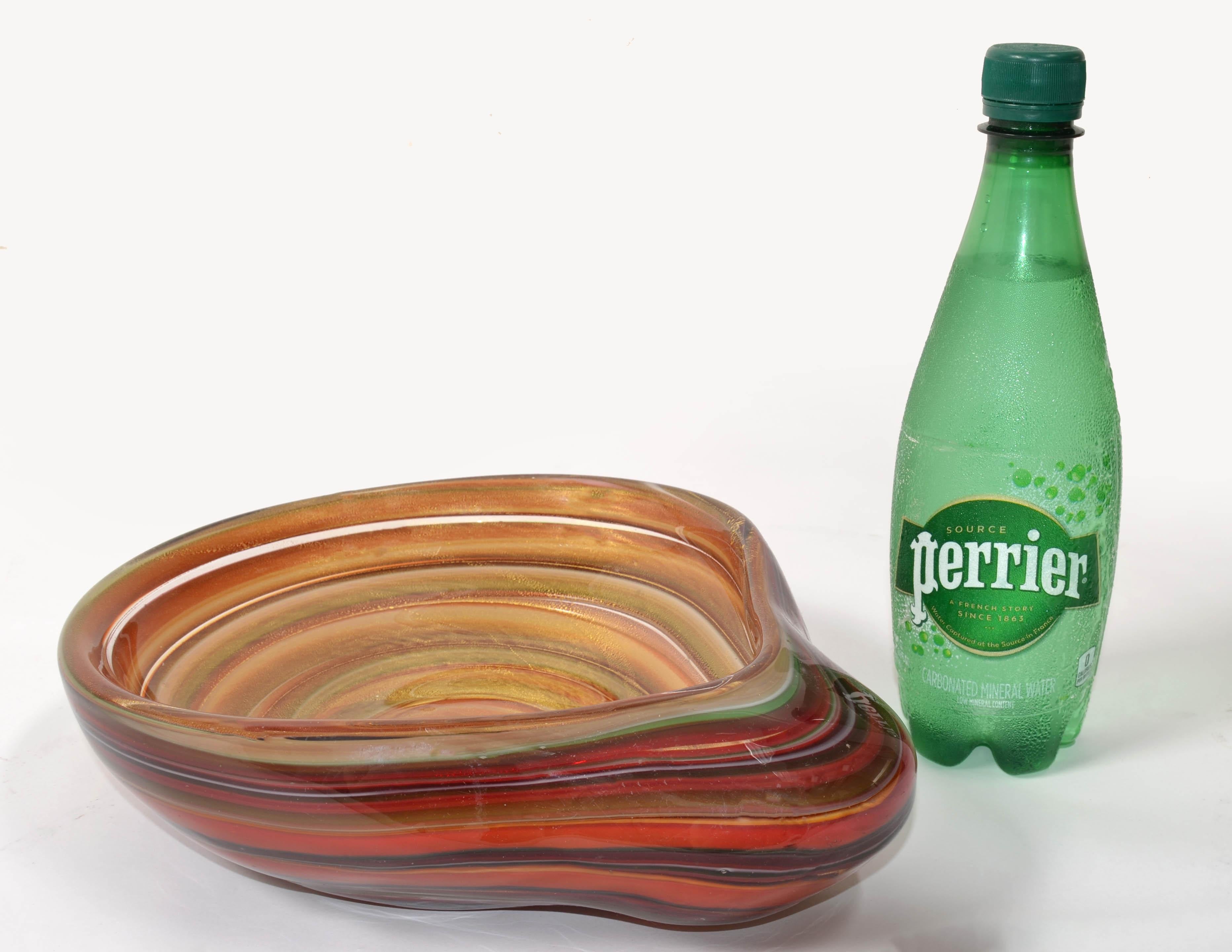 Cuenco grande de cristal soplado de Murano con motas de polvo dorado, Italia Cristal de Murano en venta