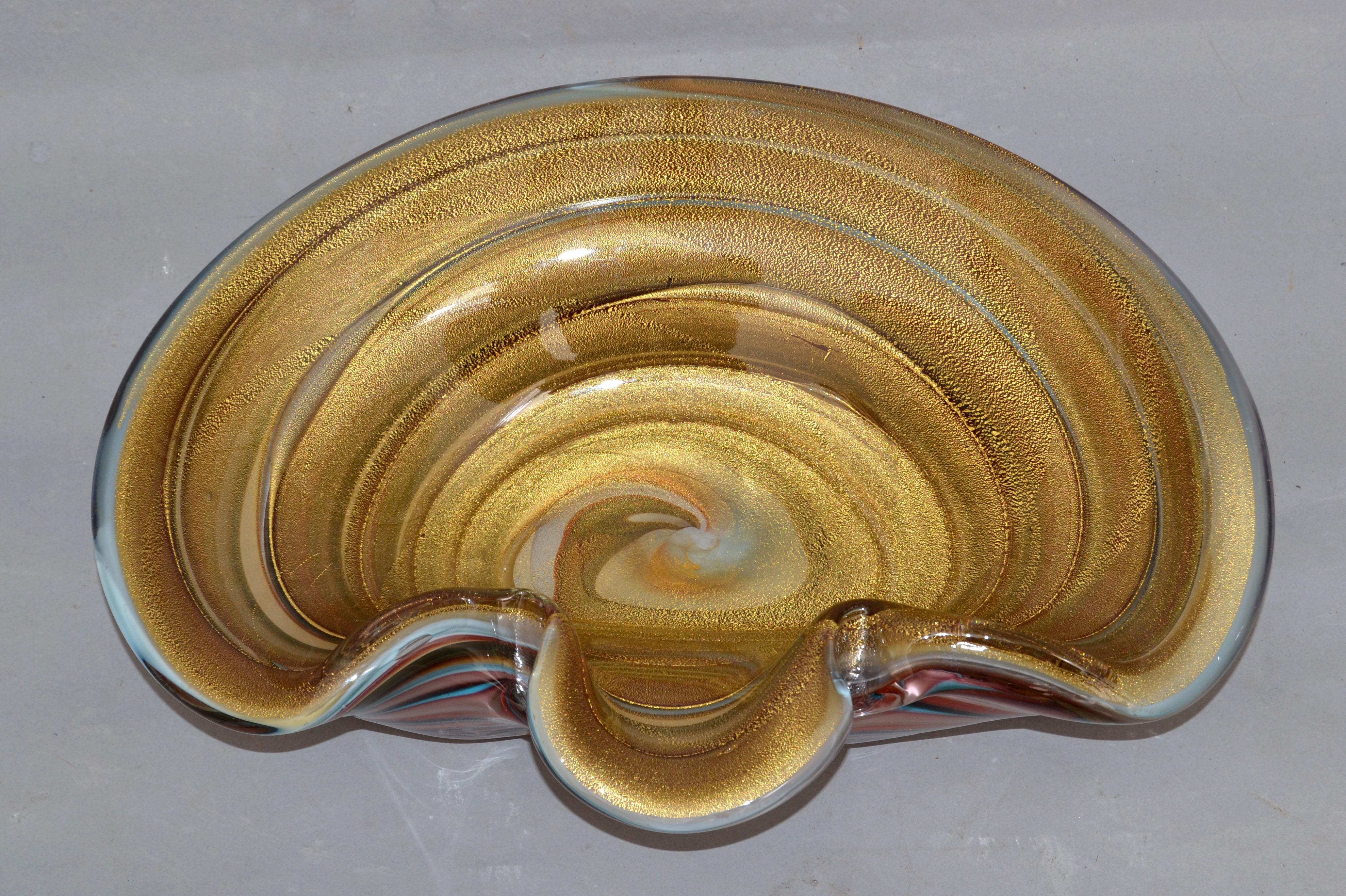 Fatto a mano Ciotola grande in vetro di Murano con vortice di conchiglia e polvere d'oro, Catchall, Italia in vendita