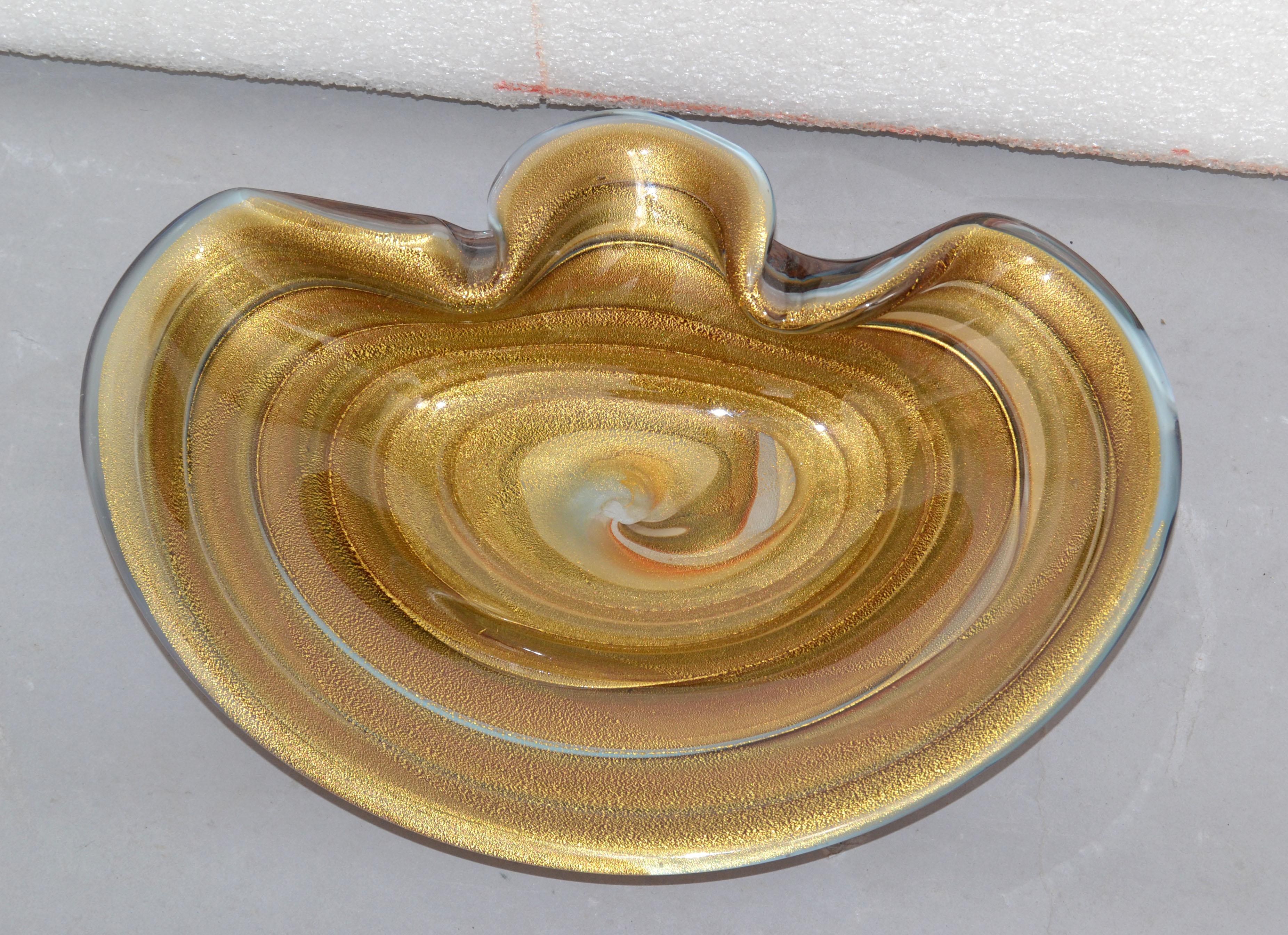 Large Finest Murano Glass Clam Shell Swirl Gold Dust Flecks Bowl, Catchall Italy In Good Condition For Sale In Miami, FL