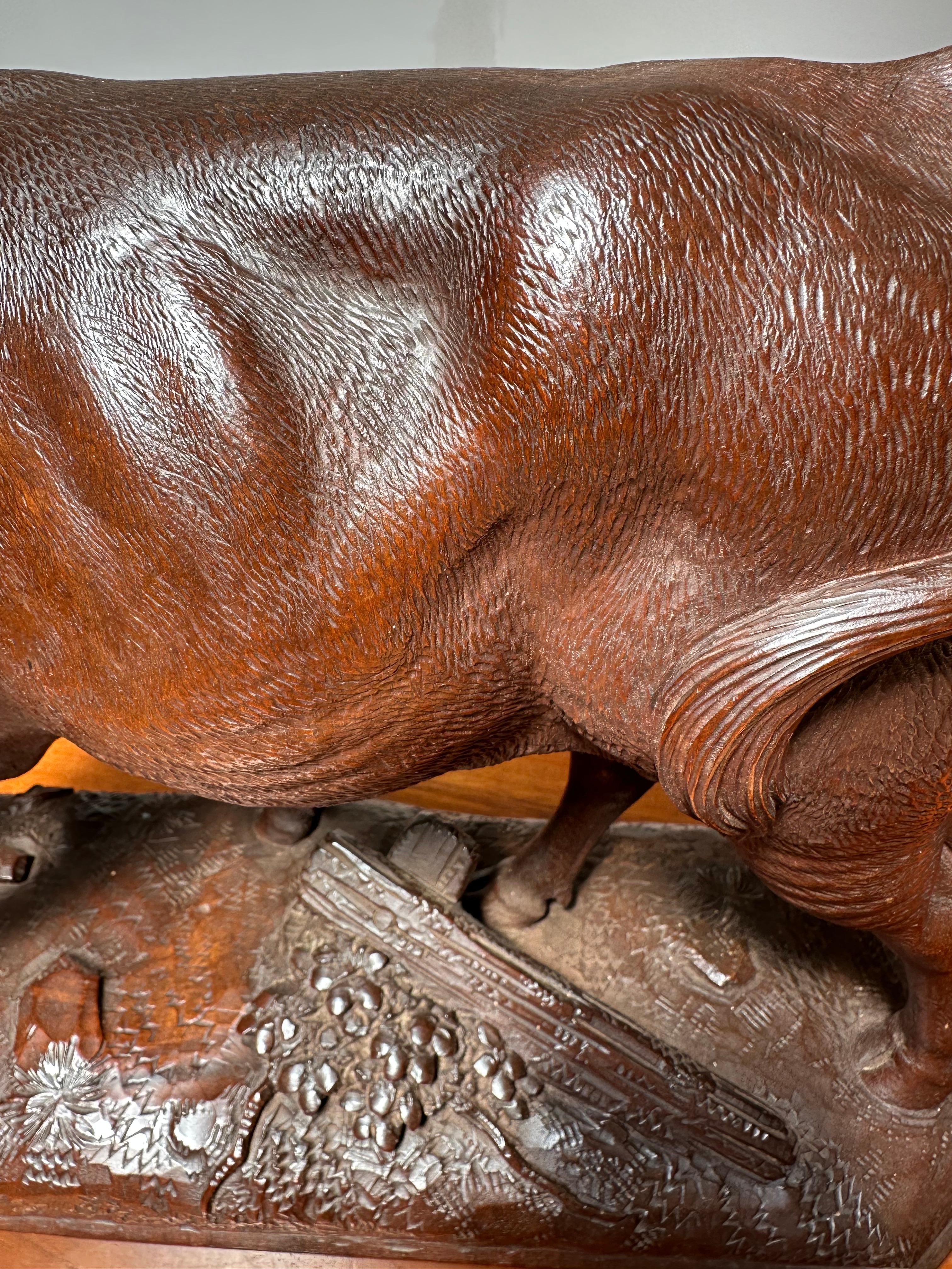 Noyer Grande sculpture de taureau en bois de noyer sculptée en Suisse Black Forest, de la plus haute qualité. en vente