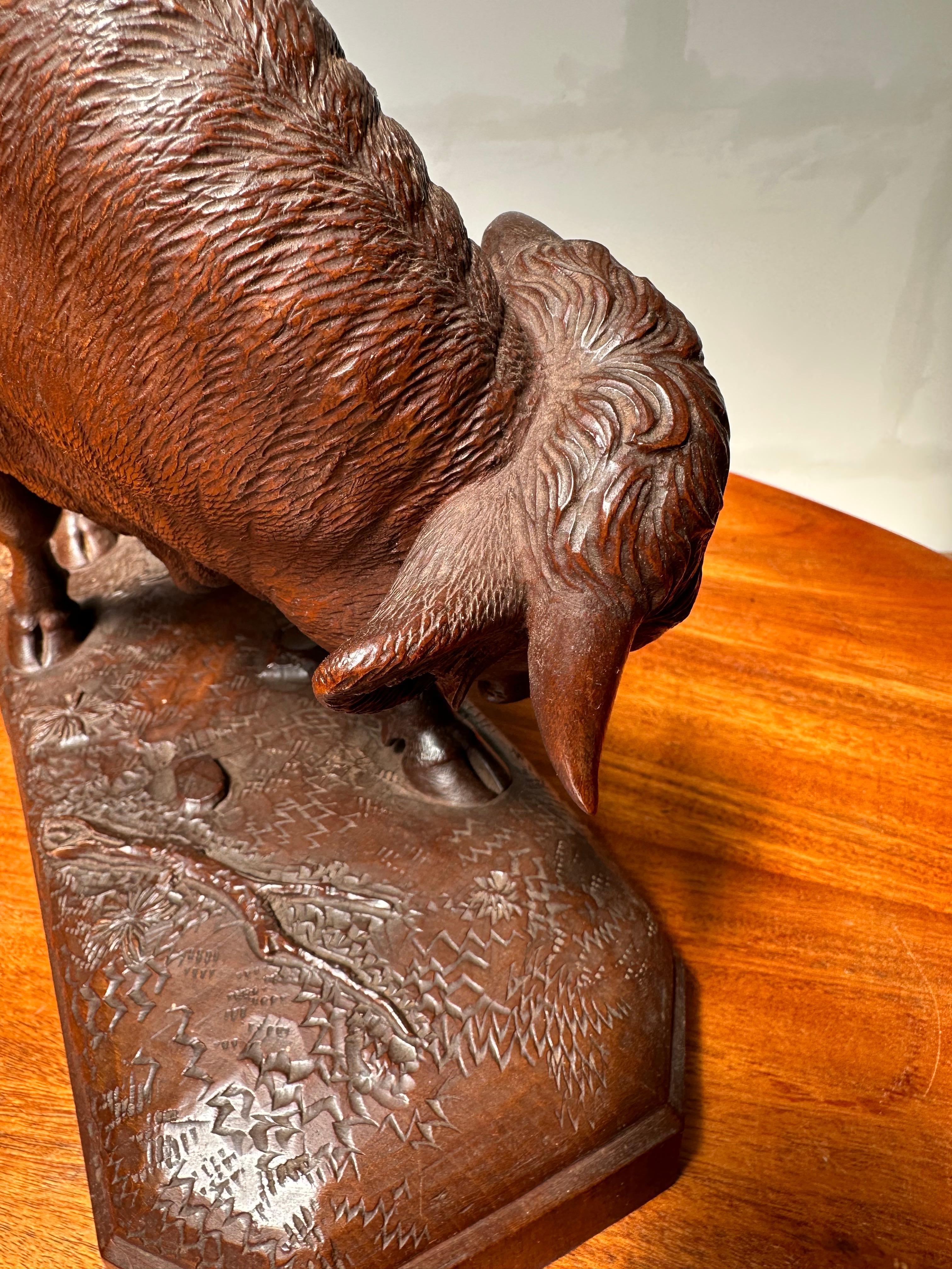 Grande sculpture de taureau en bois de noyer sculptée en Suisse Black Forest, de la plus haute qualité. en vente 1