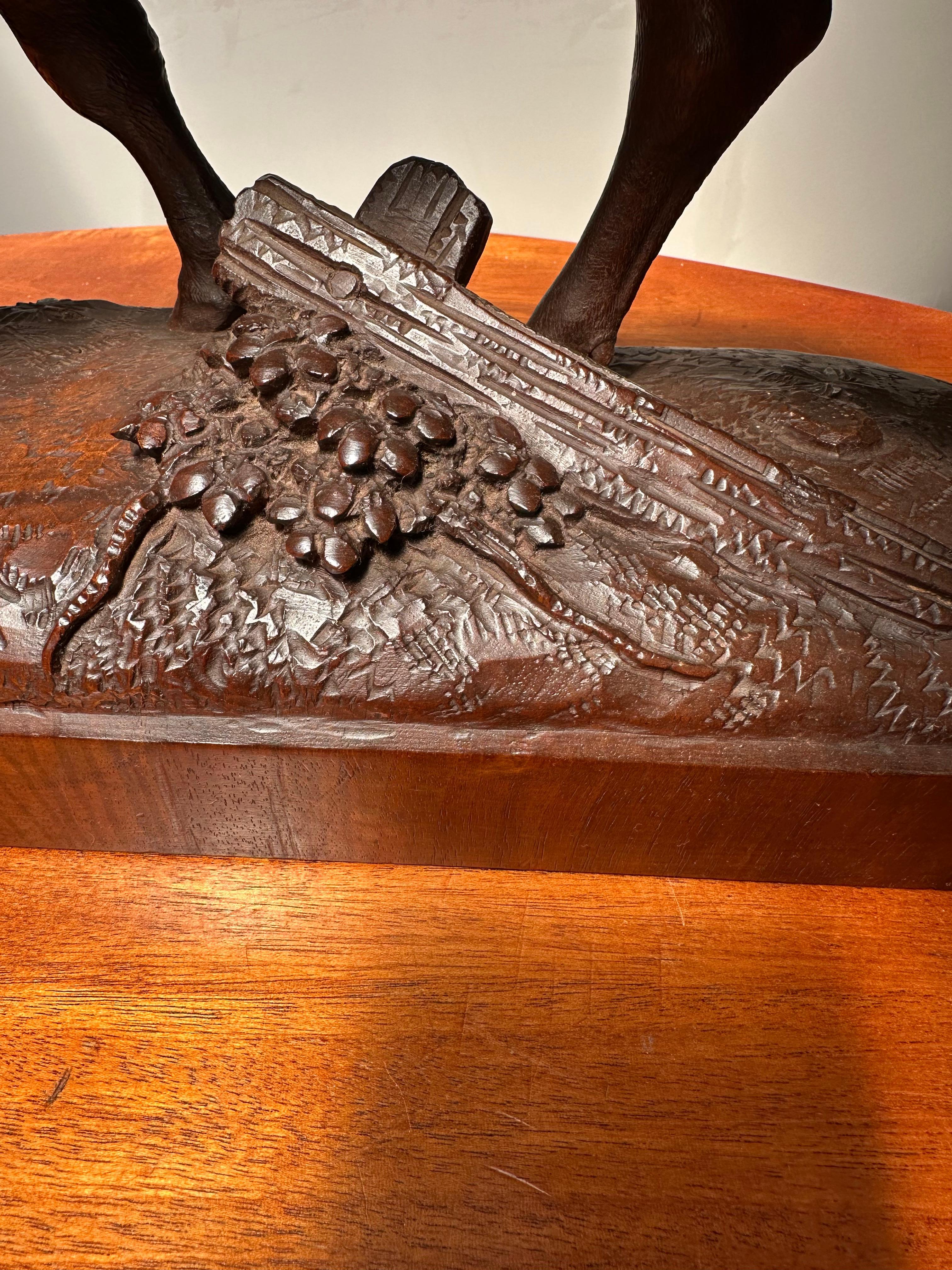 Grande sculpture de taureau en bois de noyer sculptée en Suisse Black Forest, de la plus haute qualité. en vente 9