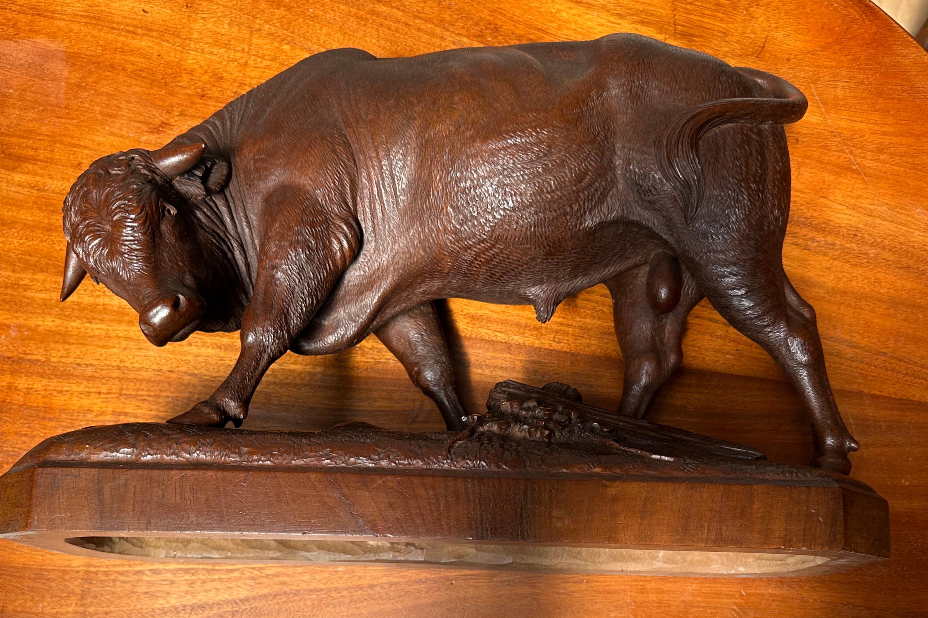 Large & Finest Quality, Antique Carved Nutwood Swiss Black Forest Bull Sculpture In Excellent Condition For Sale In Lisse, NL