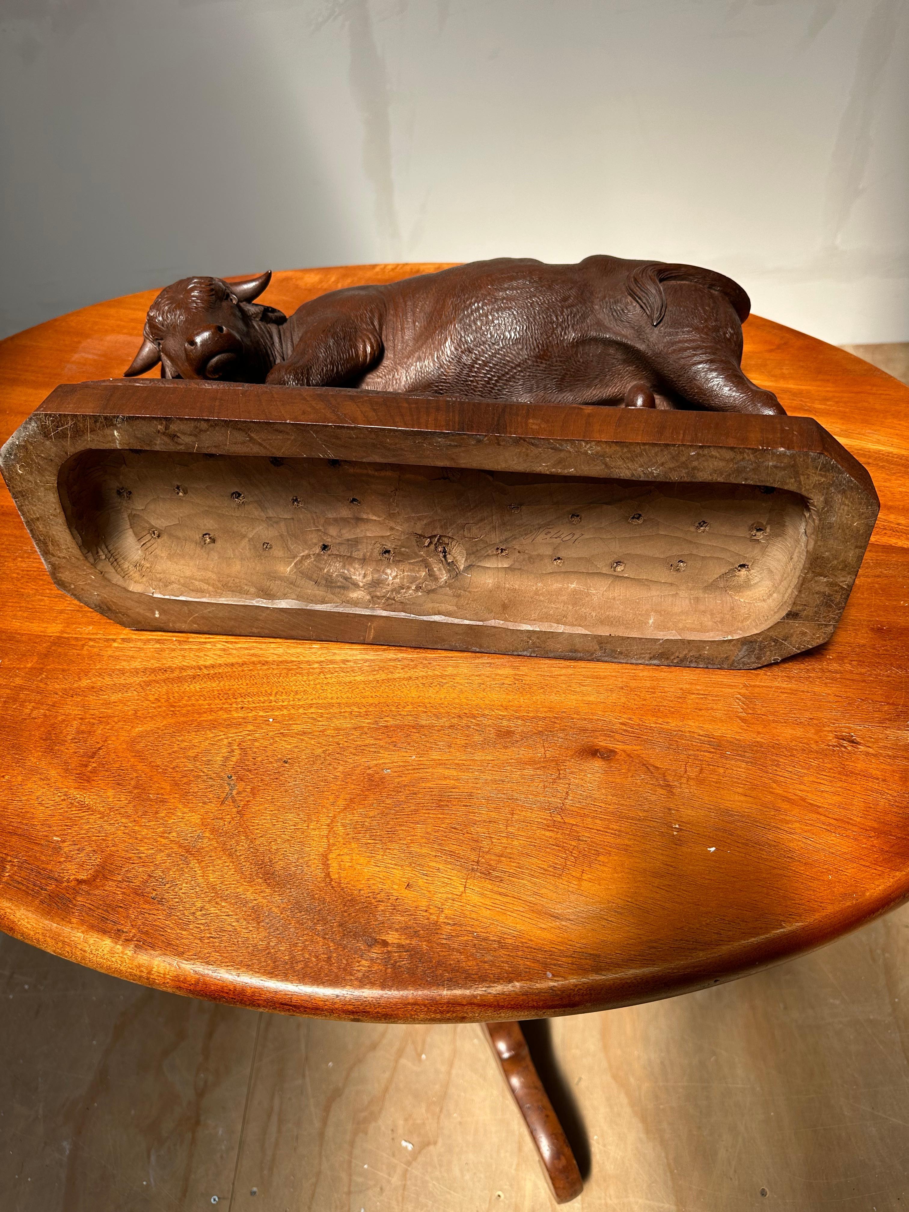 Forêt-Noire Grande sculpture de taureau en bois de noyer sculptée en Suisse Black Forest, de la plus haute qualité. en vente