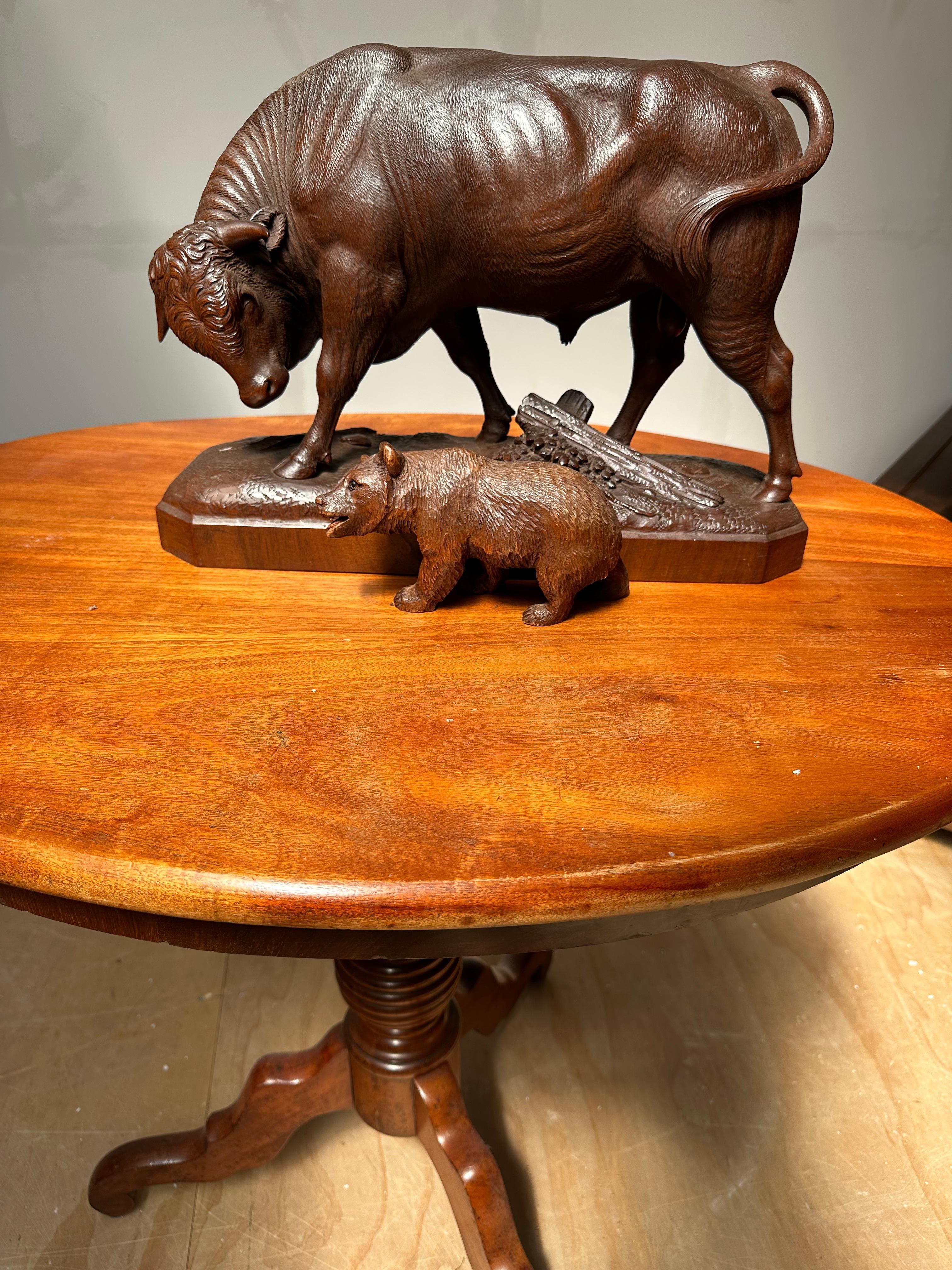 Sculpté à la main Grande sculpture de taureau en bois de noyer sculptée en Suisse Black Forest, de la plus haute qualité. en vente