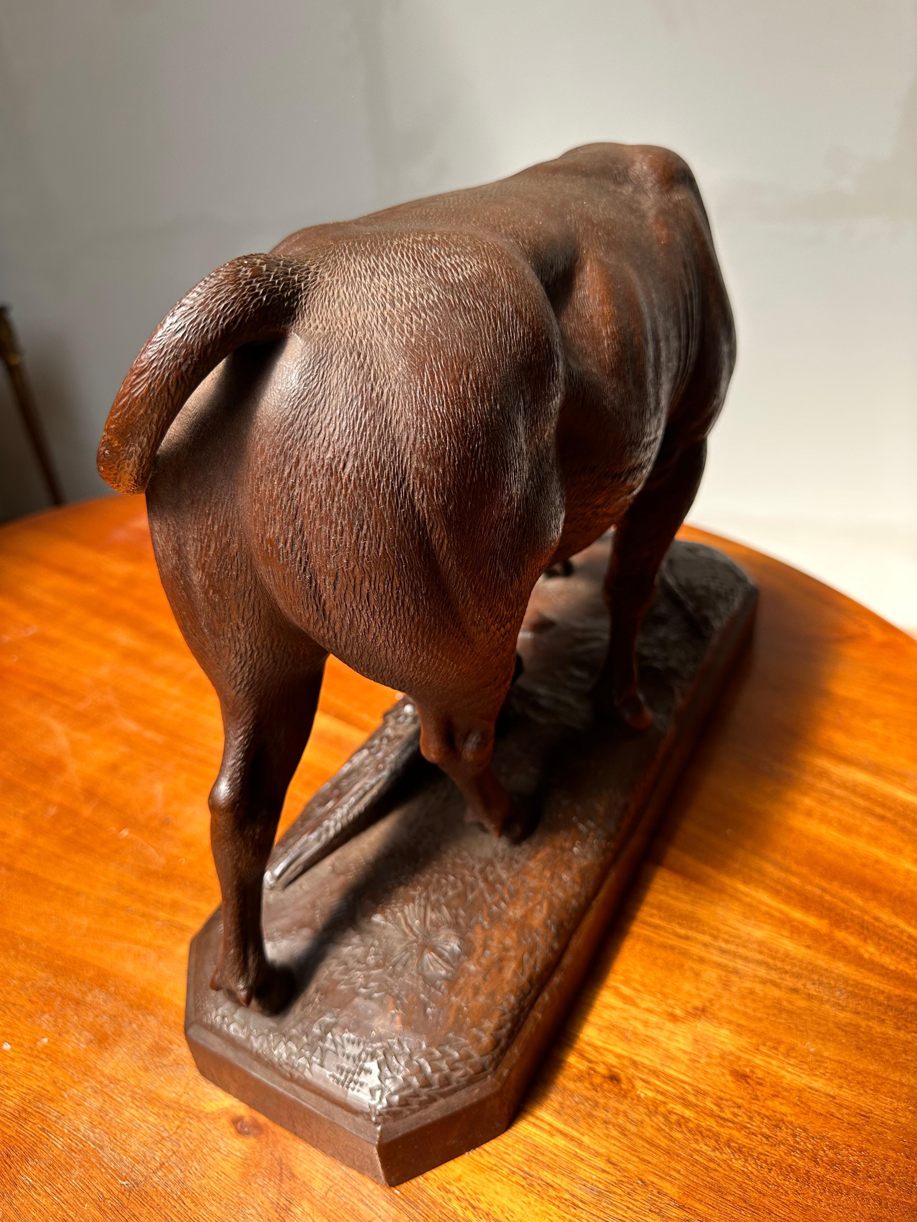 Grande sculpture de taureau en bois de noyer sculptée en Suisse Black Forest, de la plus haute qualité. Excellent état - En vente à Lisse, NL