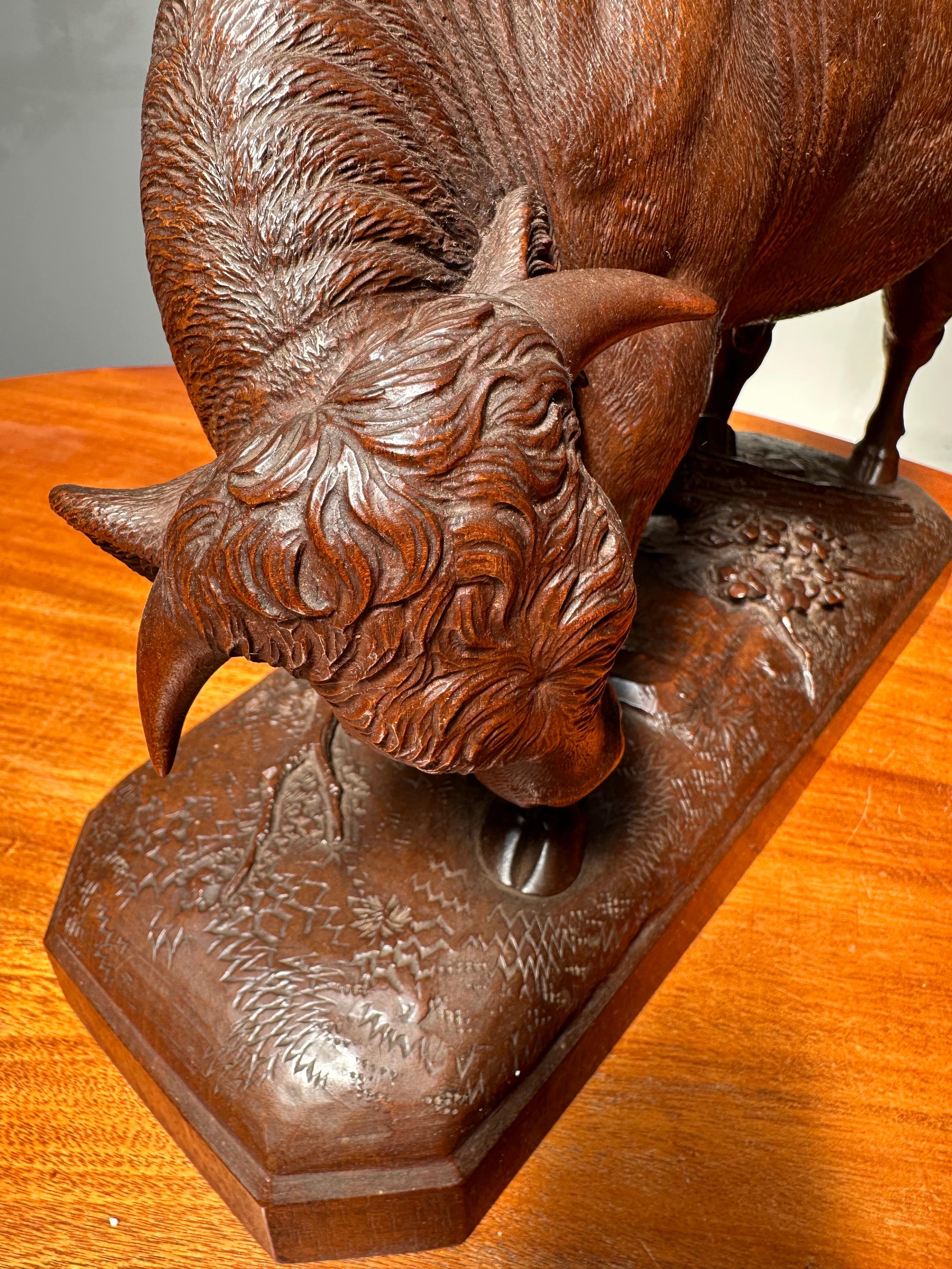 XIXe siècle Grande sculpture de taureau en bois de noyer sculptée en Suisse Black Forest, de la plus haute qualité. en vente