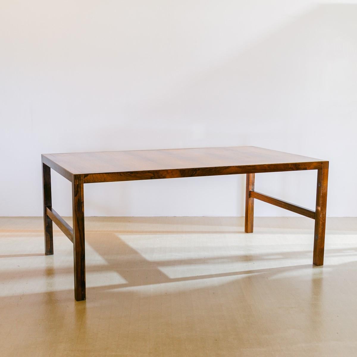 A large Finn Juhl designed Danish dining table with elegant modernist design showing off the beautiful wood grain. 1960s.