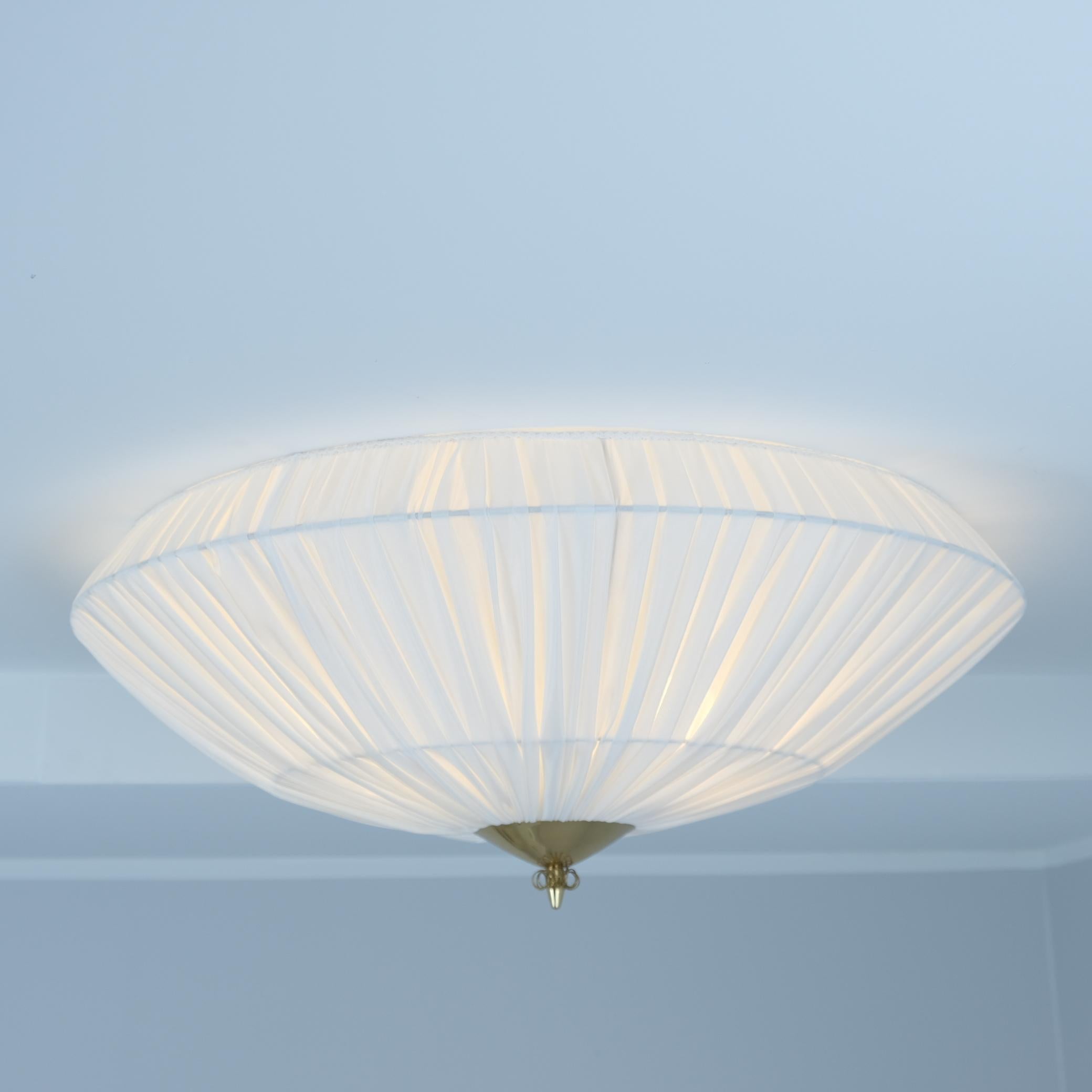 Grand affleurant de design finlandais en laiton et textile blanc, modèle 75-002, années 1950 Bon état - En vente à Helsinki, FI